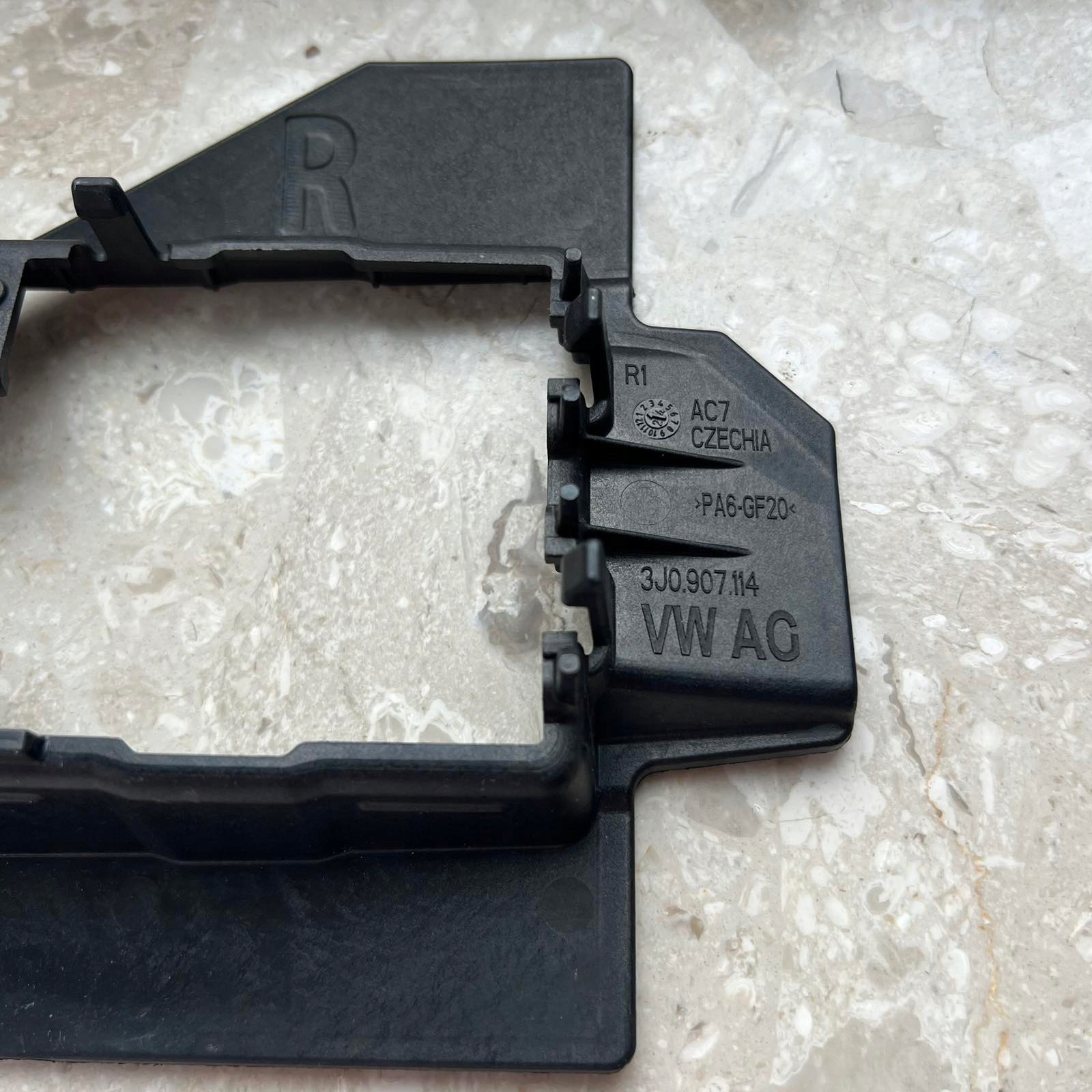 VW PASSAT B9 Support plaque Console RADARU Droite 3J0907114