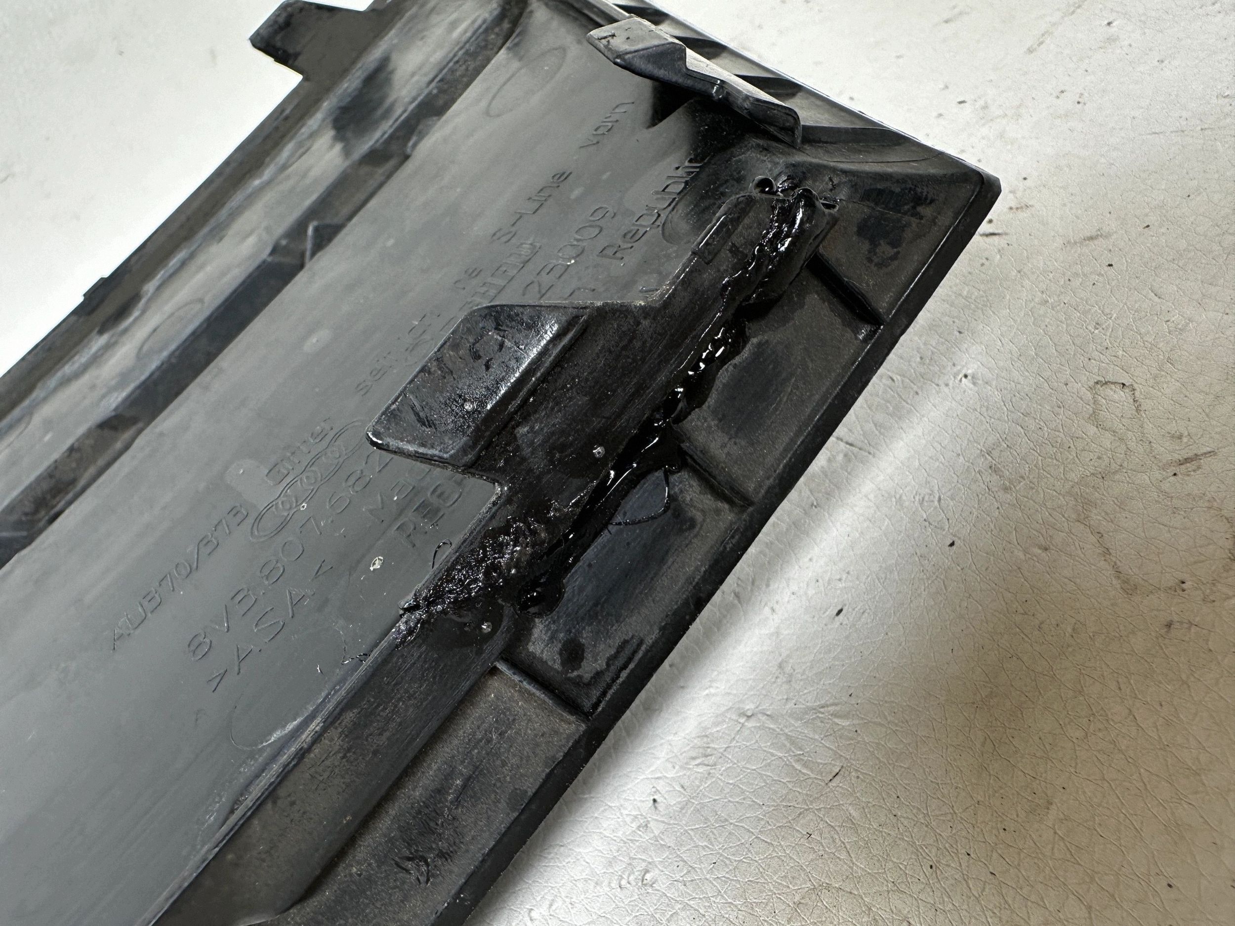 Audi A3 8V grid of a bumper front 8V3807682N