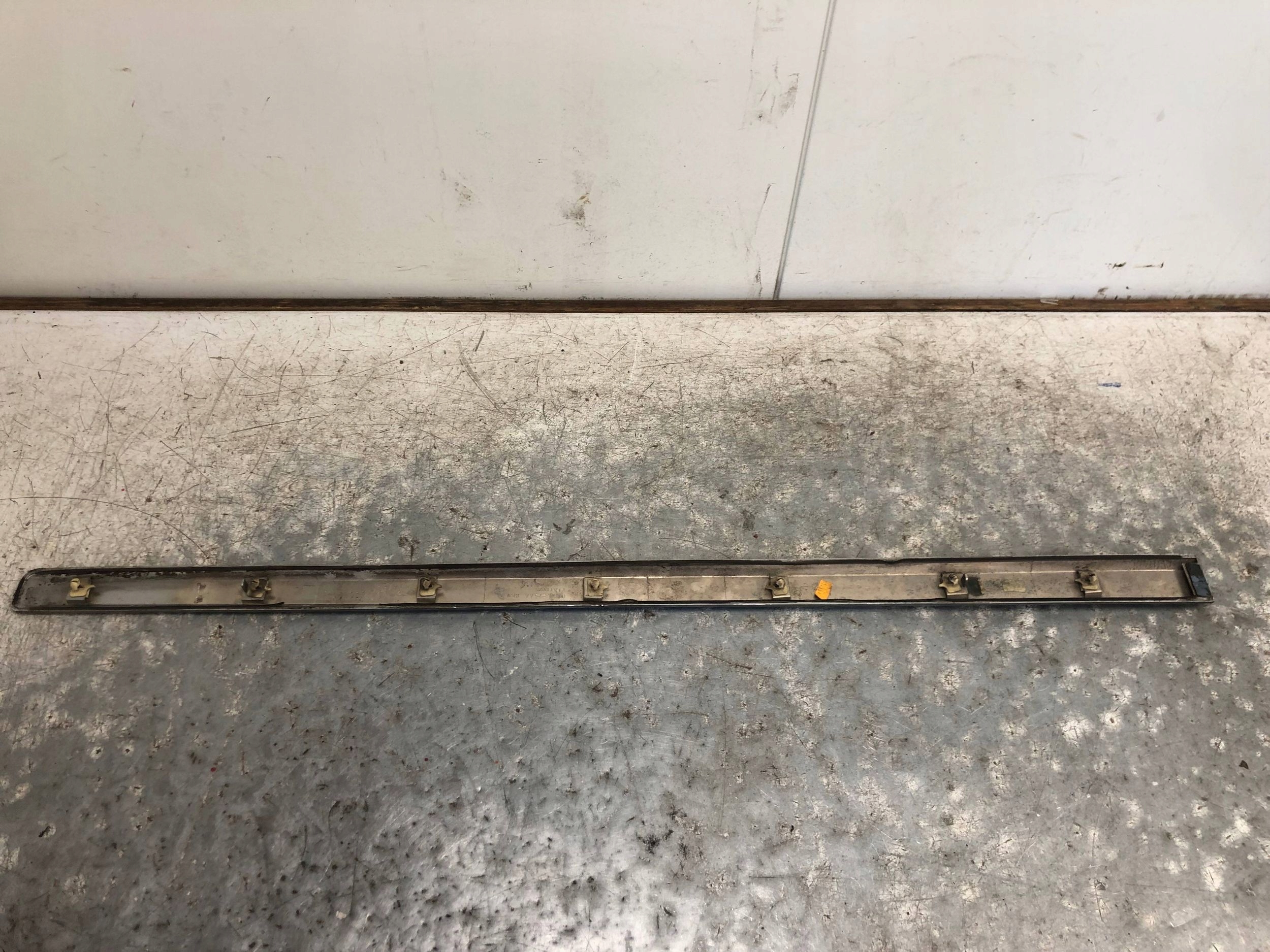 moulding door left front JEEP WK 04806275AA