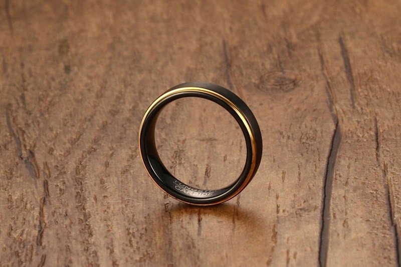 CZARNA ZŁOTA OBRĄCZKA SYGNET PIERŚCIEŃ PIERŚCIONEK 5MM WOLFRAM R17 Kolor dominujący czarny