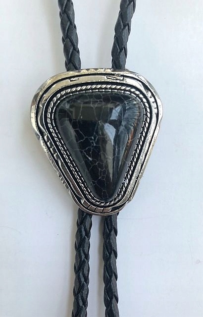 Kravata bolo pletená z ekologické syntetické tkaniny s černou tyrkysovou barvou