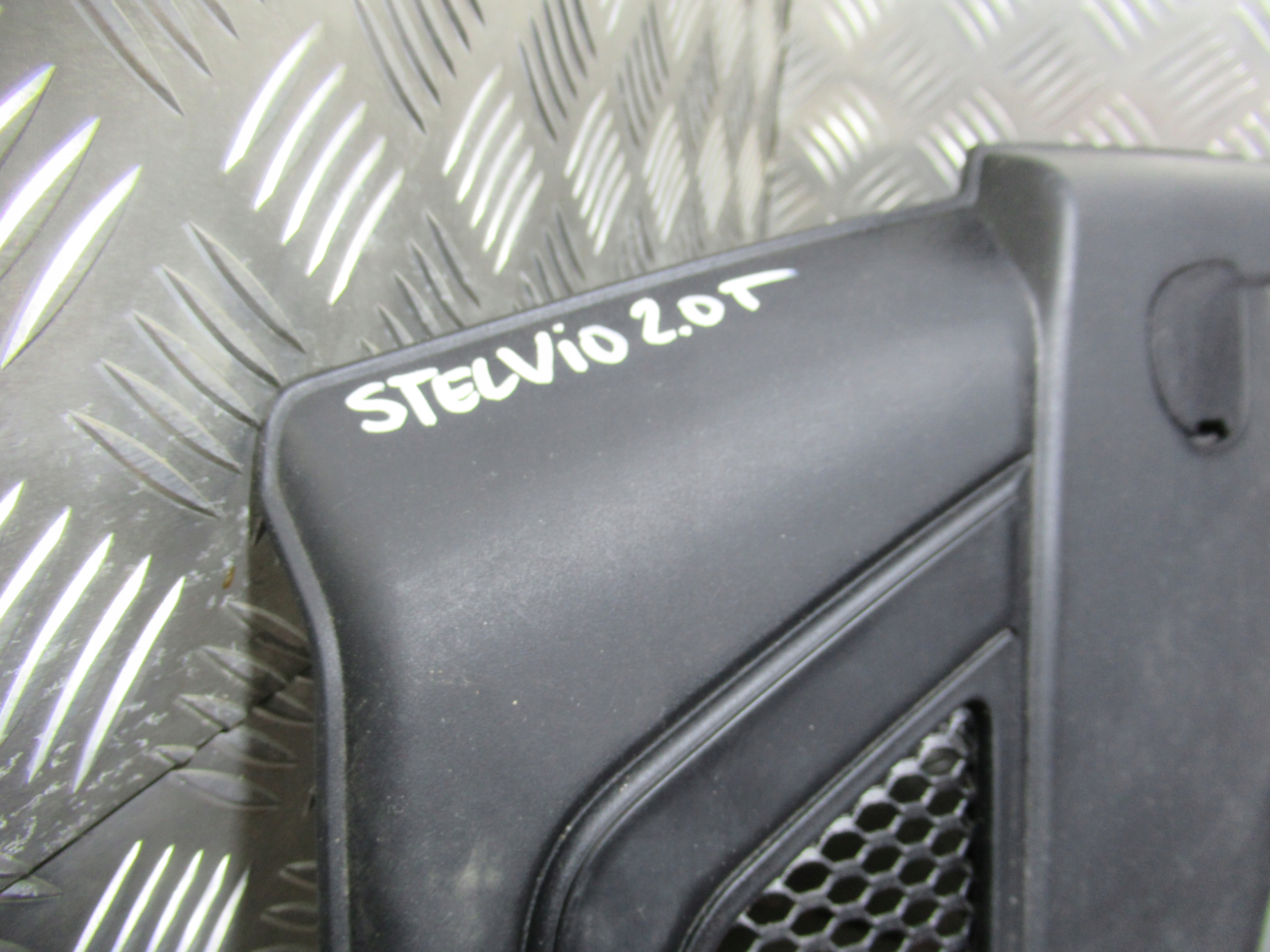 ALFA ROMEO STELVIO 2.0 T POKRYWA SILNIKA OSLONA GORNA Producent części Alfa Romeo OE