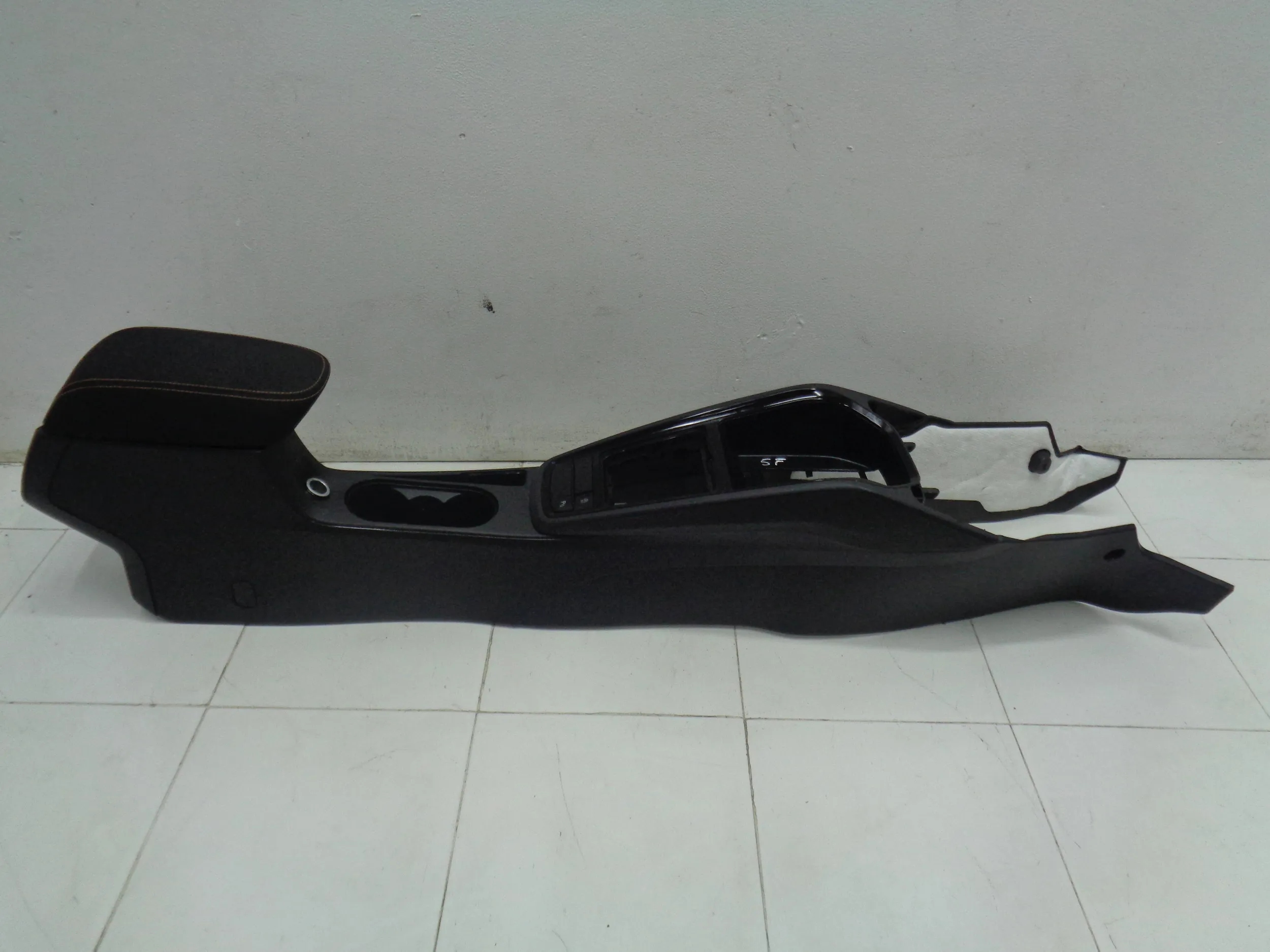 SKODA KAMIQ TUNEL central armrest 19r