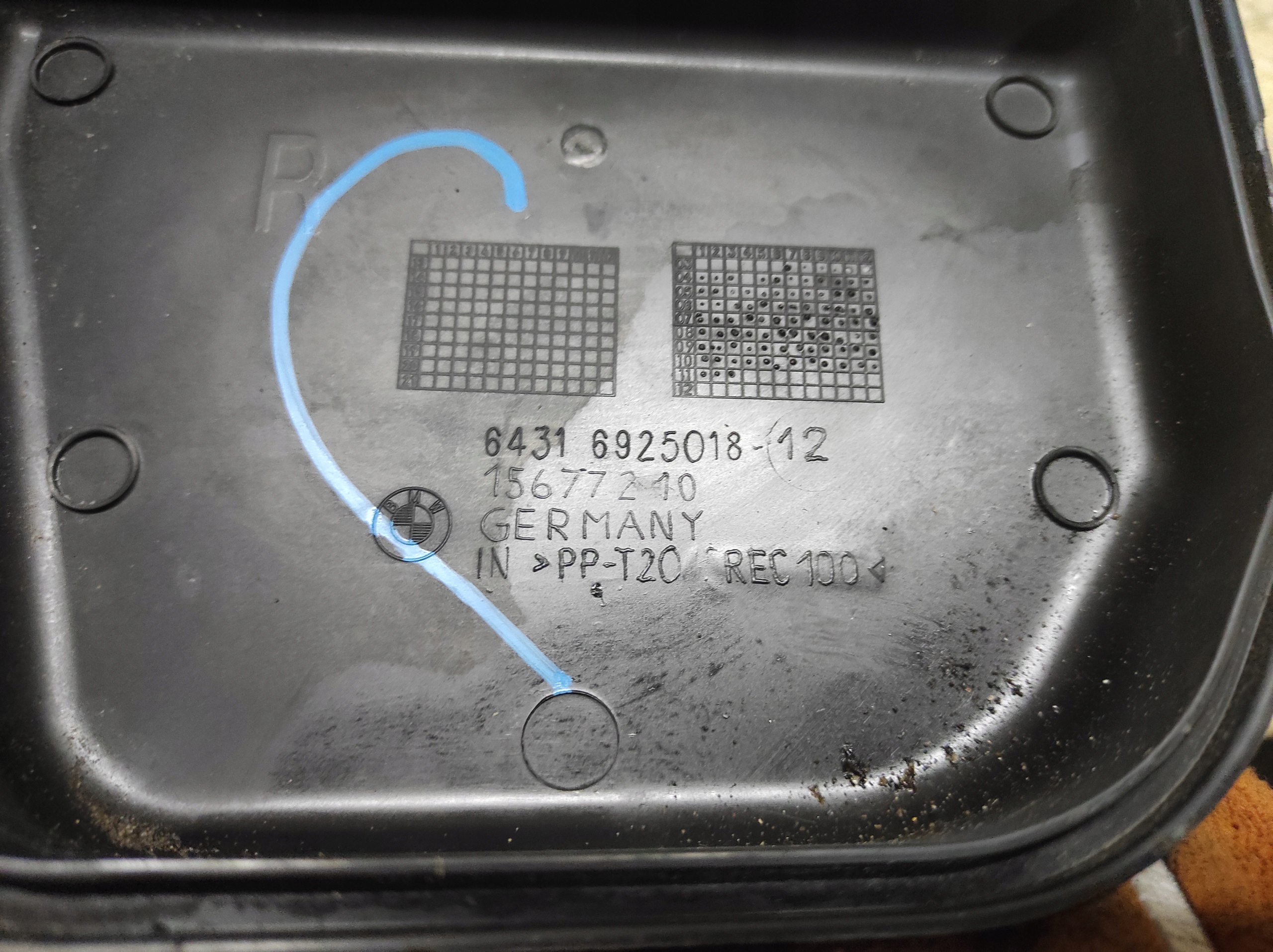 BMW E81 E87 E90 E91 obal kryt filtru pravá