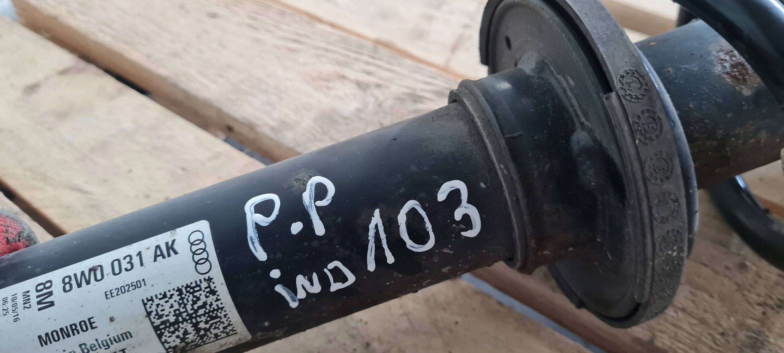 A4 B9 8W shock absorber left right front spring 2.0 TDI 8W0413031AK A5 8W