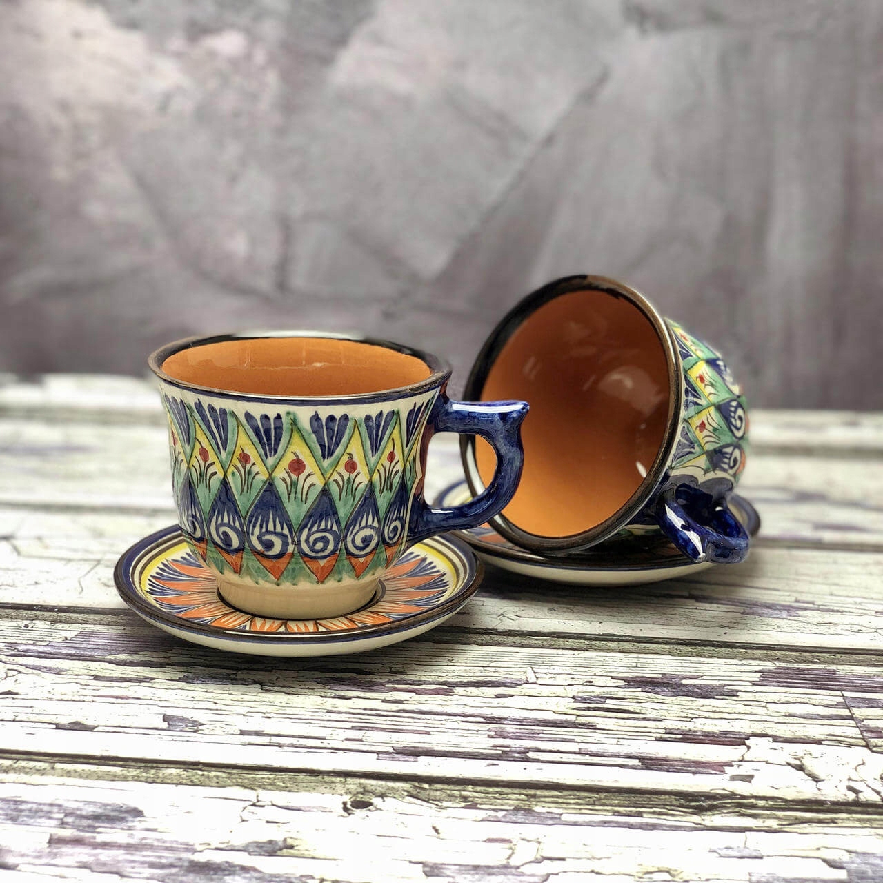 Velký keramický hrnek stojanem ručně zdobený „Klementinka v borůvkách