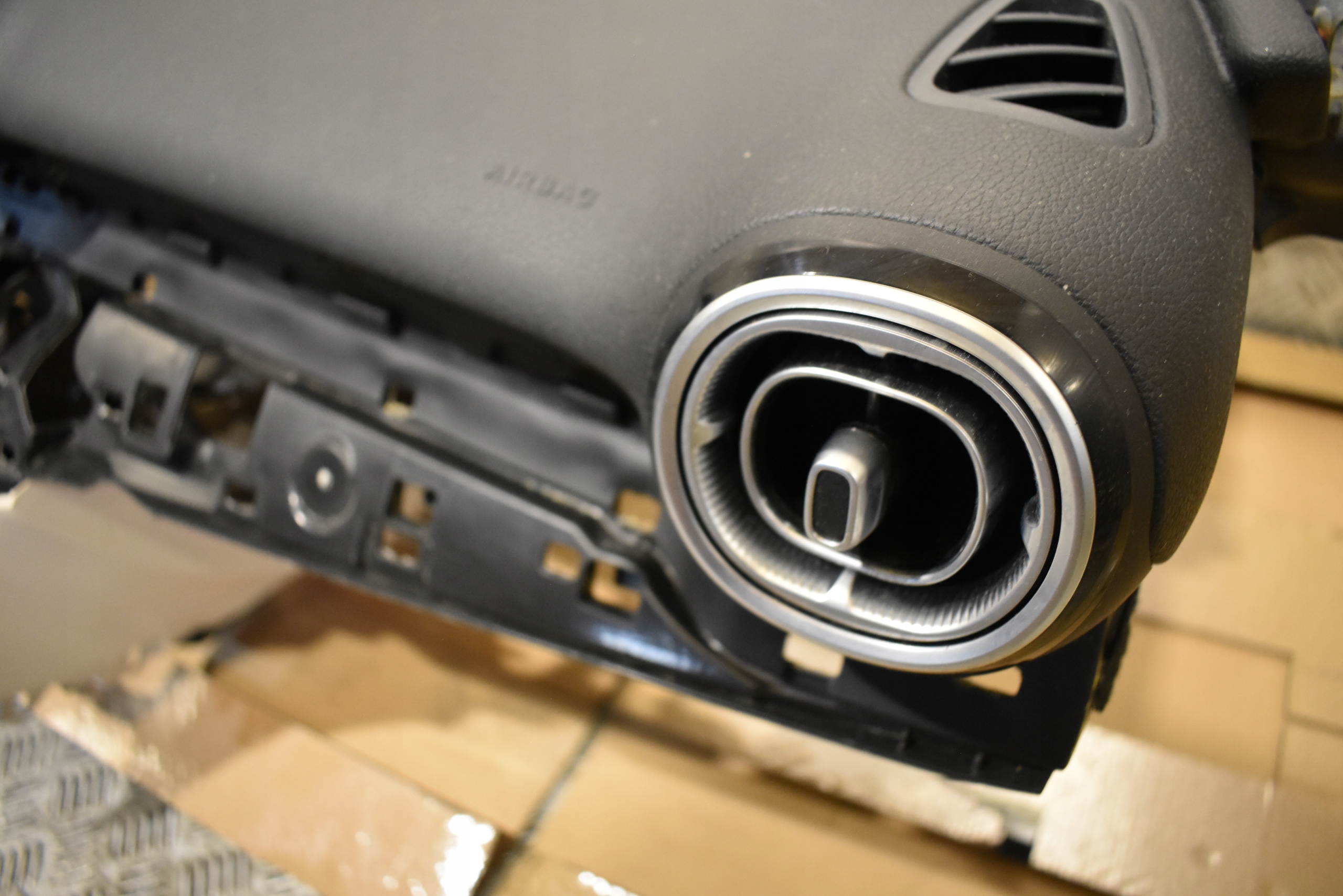 IDEALNA console dashboard MERCEDES W206 1