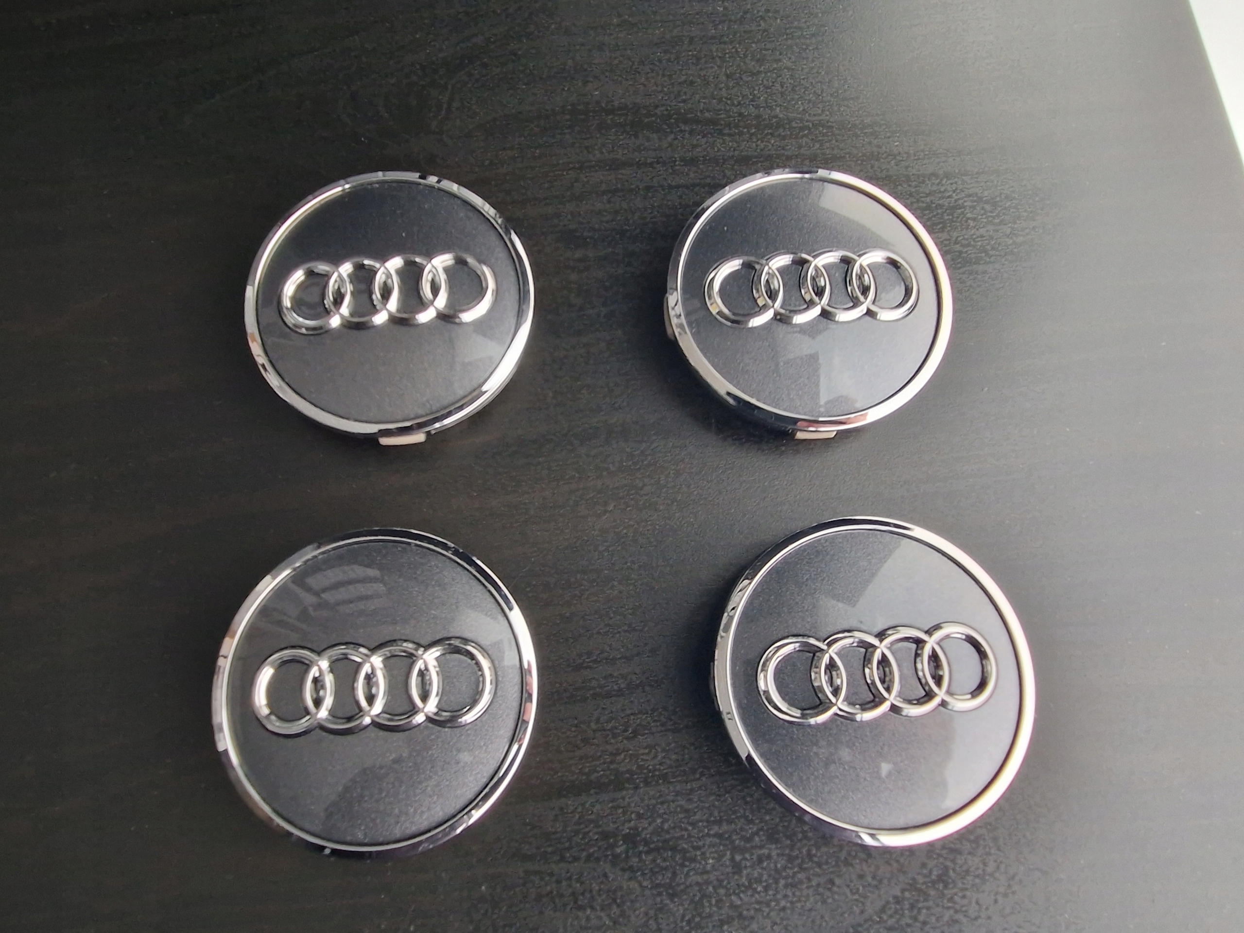 FABRYCZNIE NOWE Oryginalne Dekielki Audi 61MM 8W0