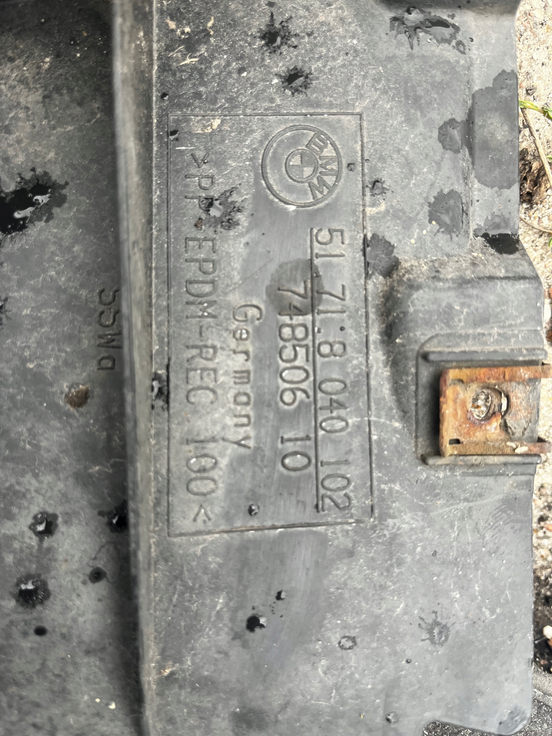 4 BMW E90 E91 OSŁONA NADKOLA 8040102 Producent części BMW OE