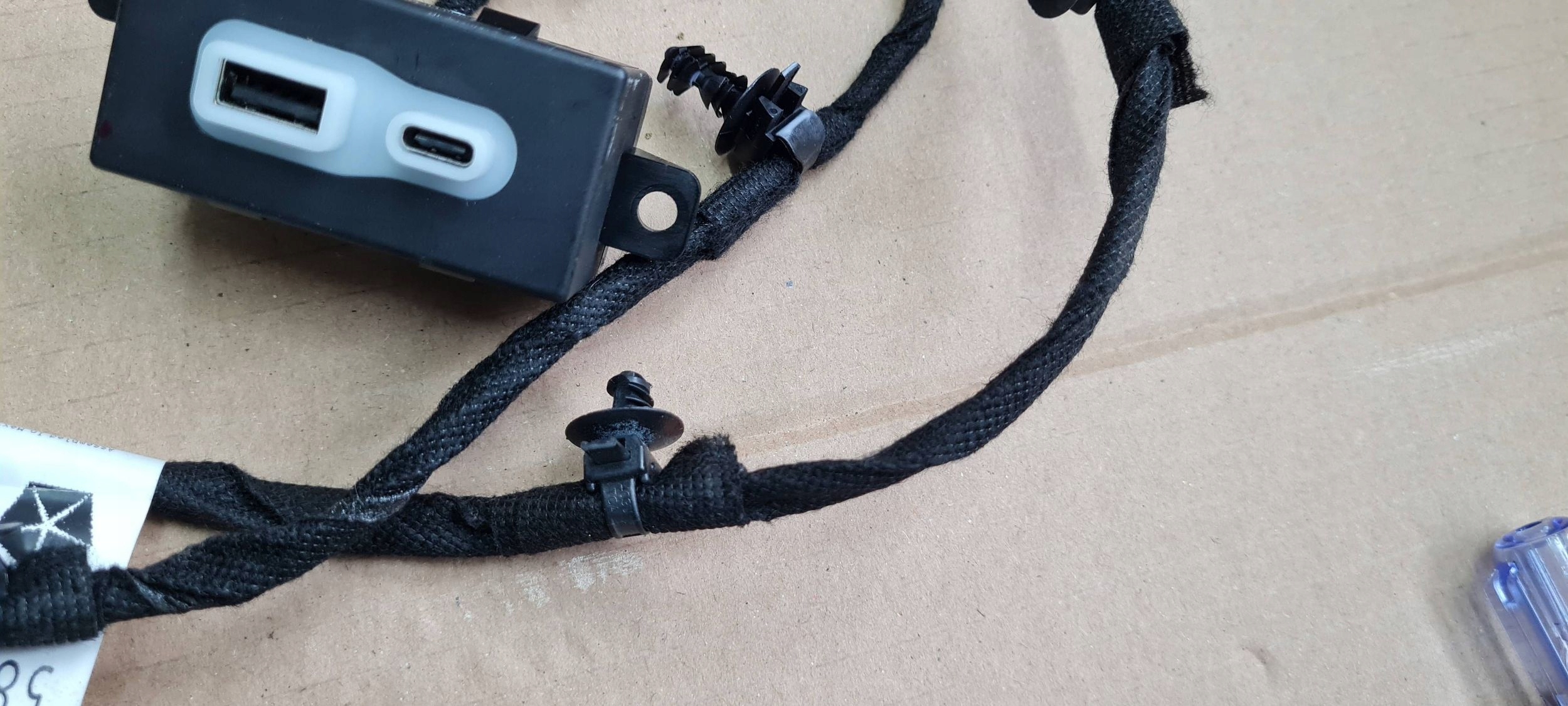 Chrysler Pacifica 2022 bundle wiring seat front adapter USB 5870AA