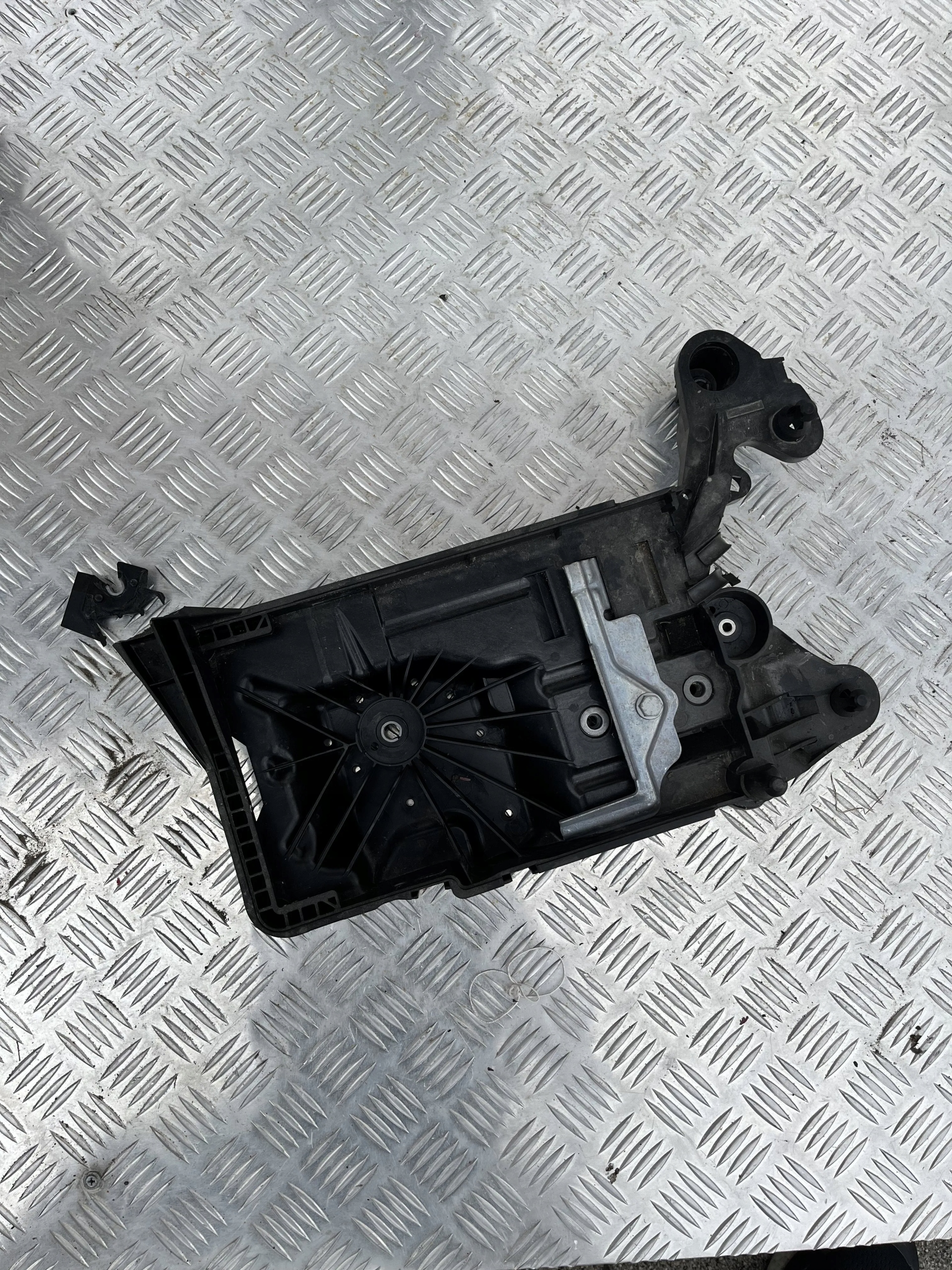 PODSTAWA AKUMULATORA AUDI A3 8Y 20- 4N0035500