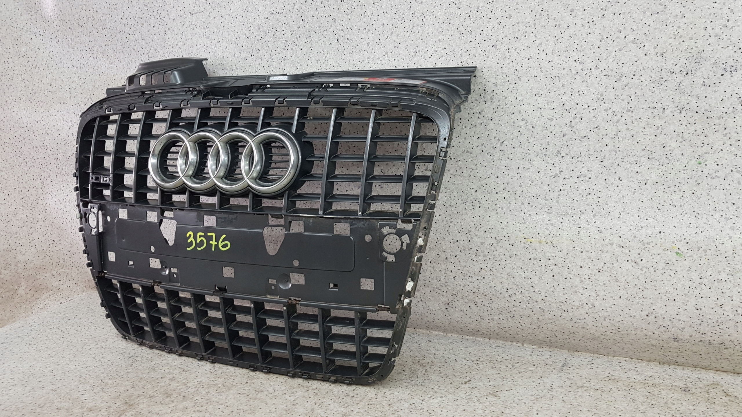 AUDI A4 B7 S -LINE 8E0 Originál maska 3576