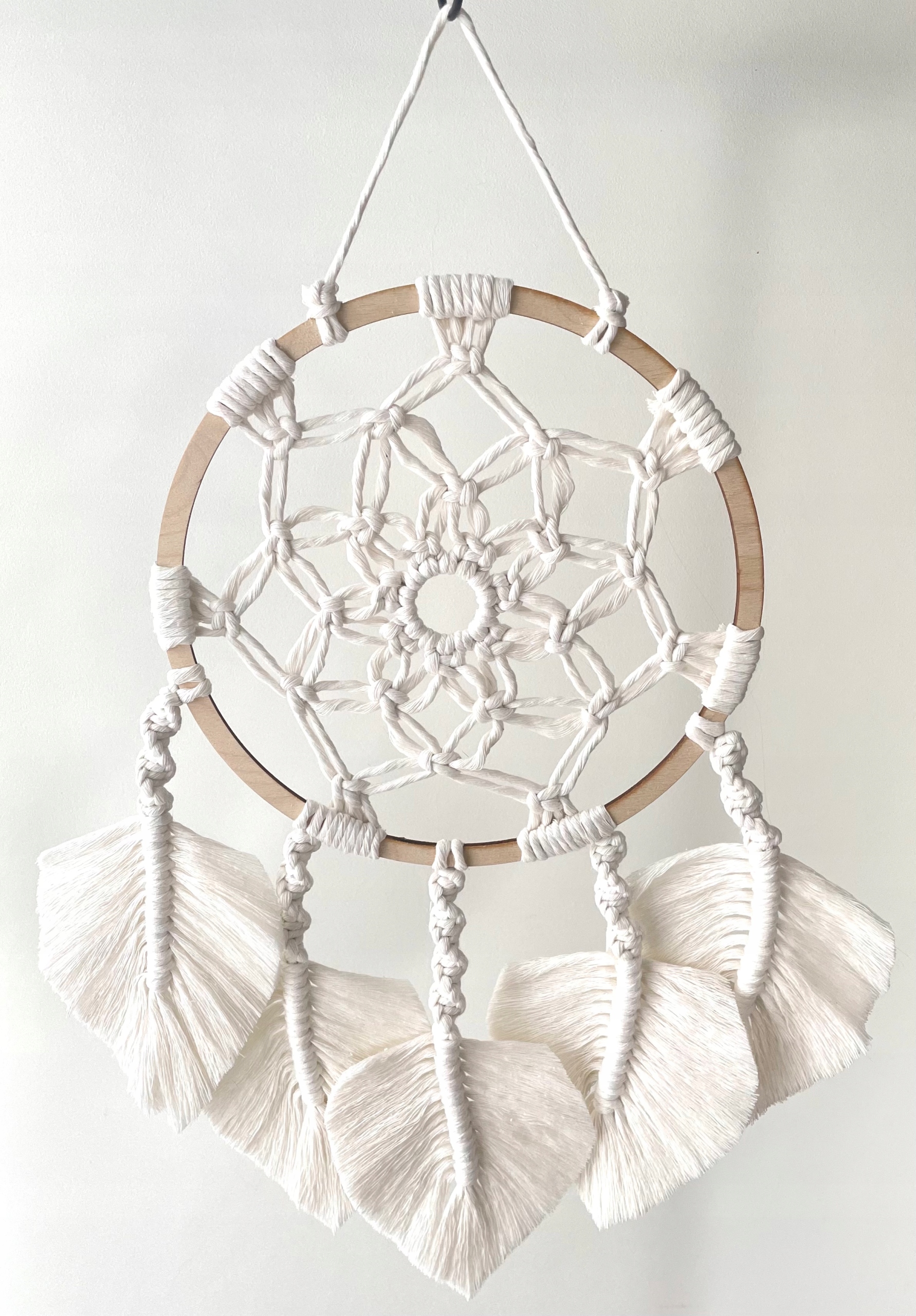 Lapač snů z macrame s peříčky ecru