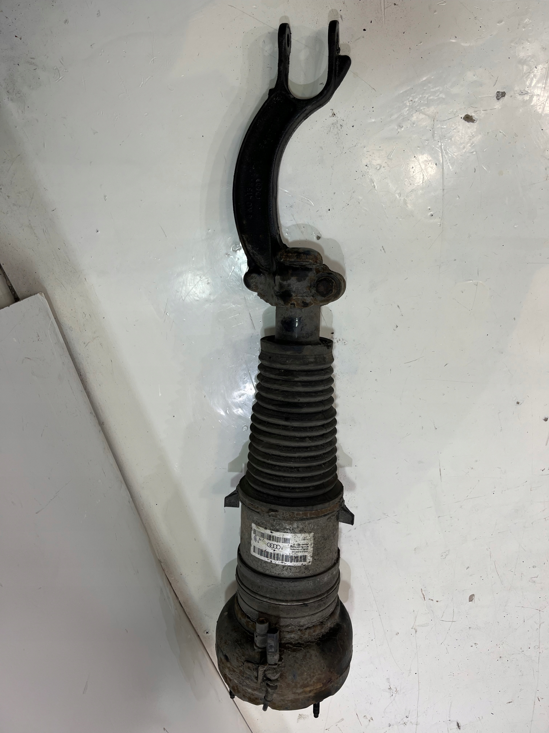АМОРТИЗАТОР ЛЕВЫЙ ПЕРЕД AUDI A8 D4h0616039aa ИСПРАВНЫЙ