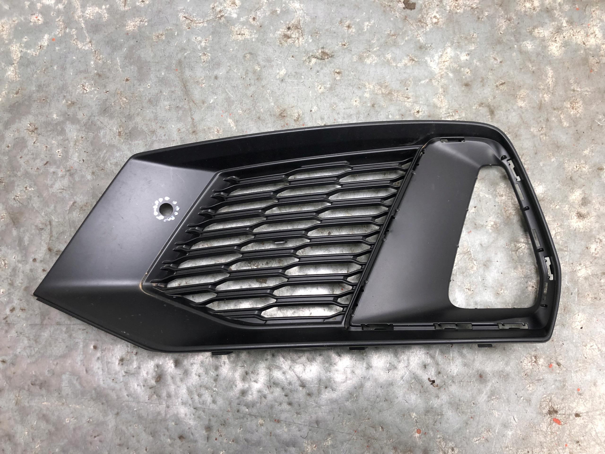 grid of a bumper left front AUDI A7 S-LINE 4K8807681B