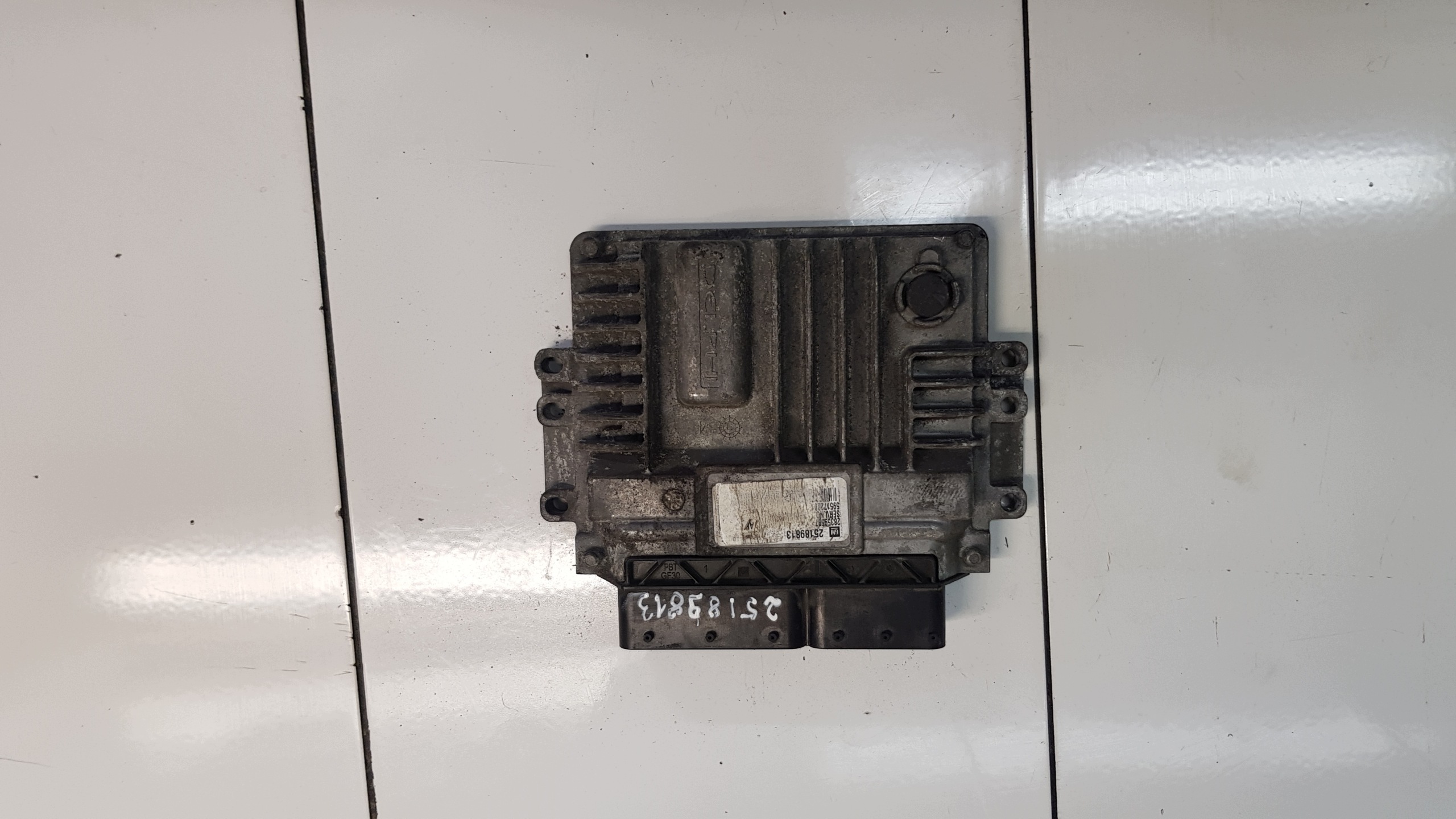 OPEL ANTARA 2.2 CDTI computer control unit of the engine 25189813