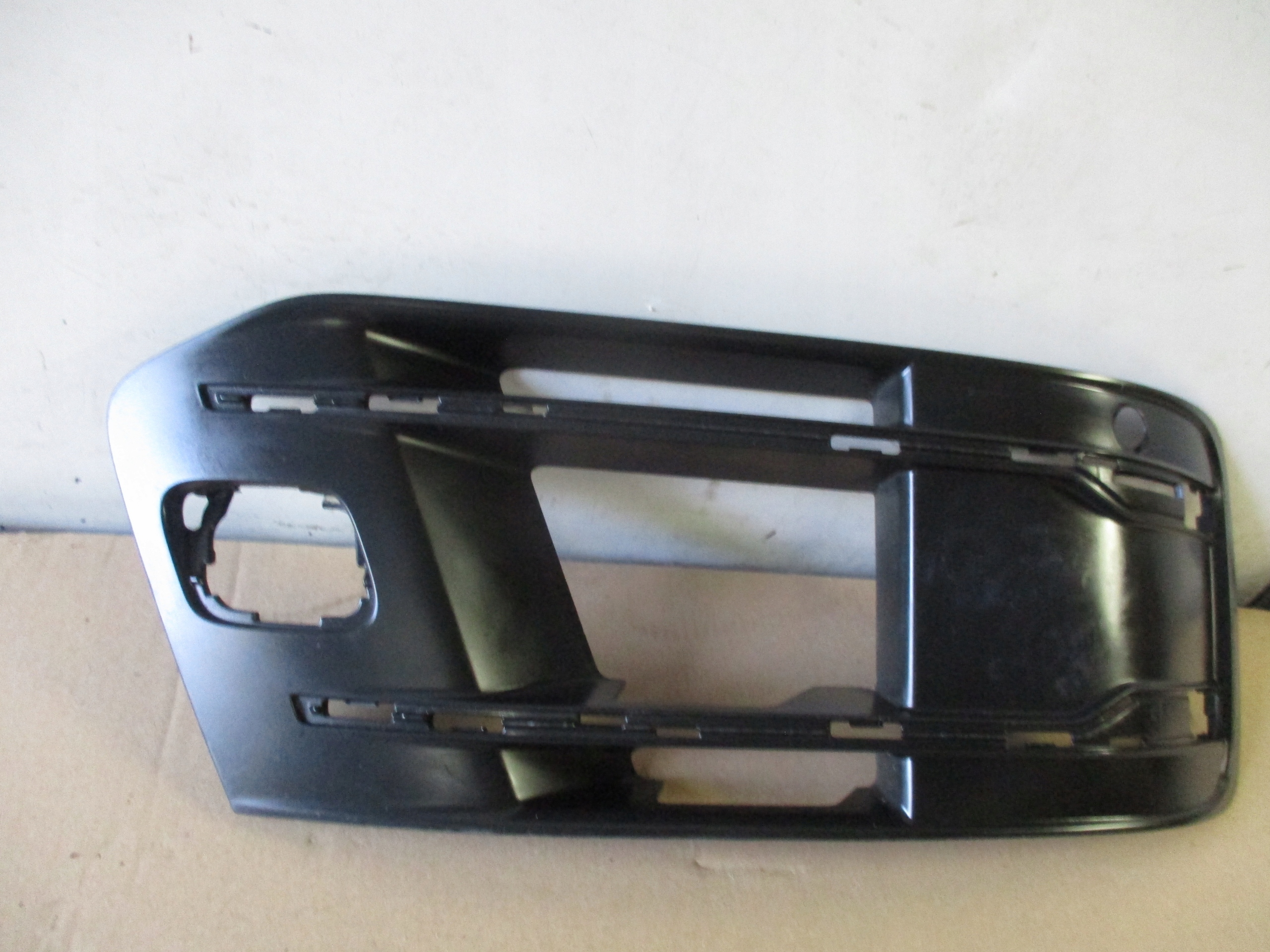 LÜFTUNGSGITTER DER STOSSSTANGE RECHTS AUDI Q7 4M0807682A