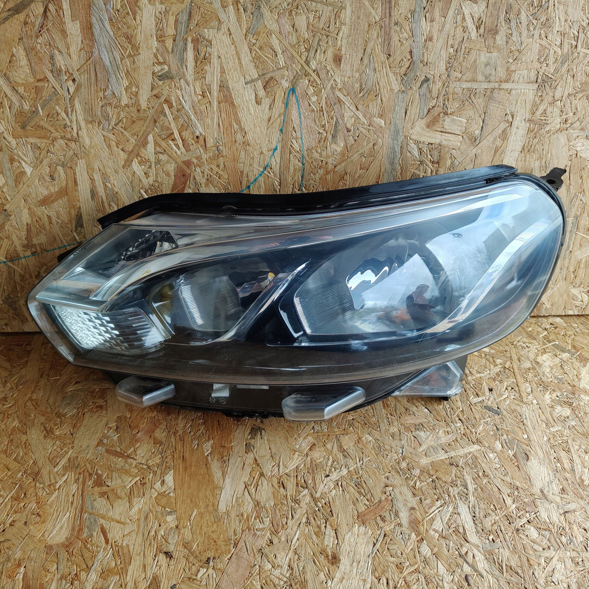 Reflektor předek strana levá Toyota Proace
