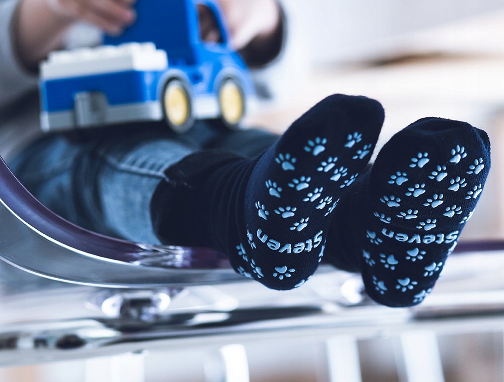 Cieńsze skarpetki ANTYPOŚLIZGOWE z punktami ABS, 20-22, granatowe Marka Steven