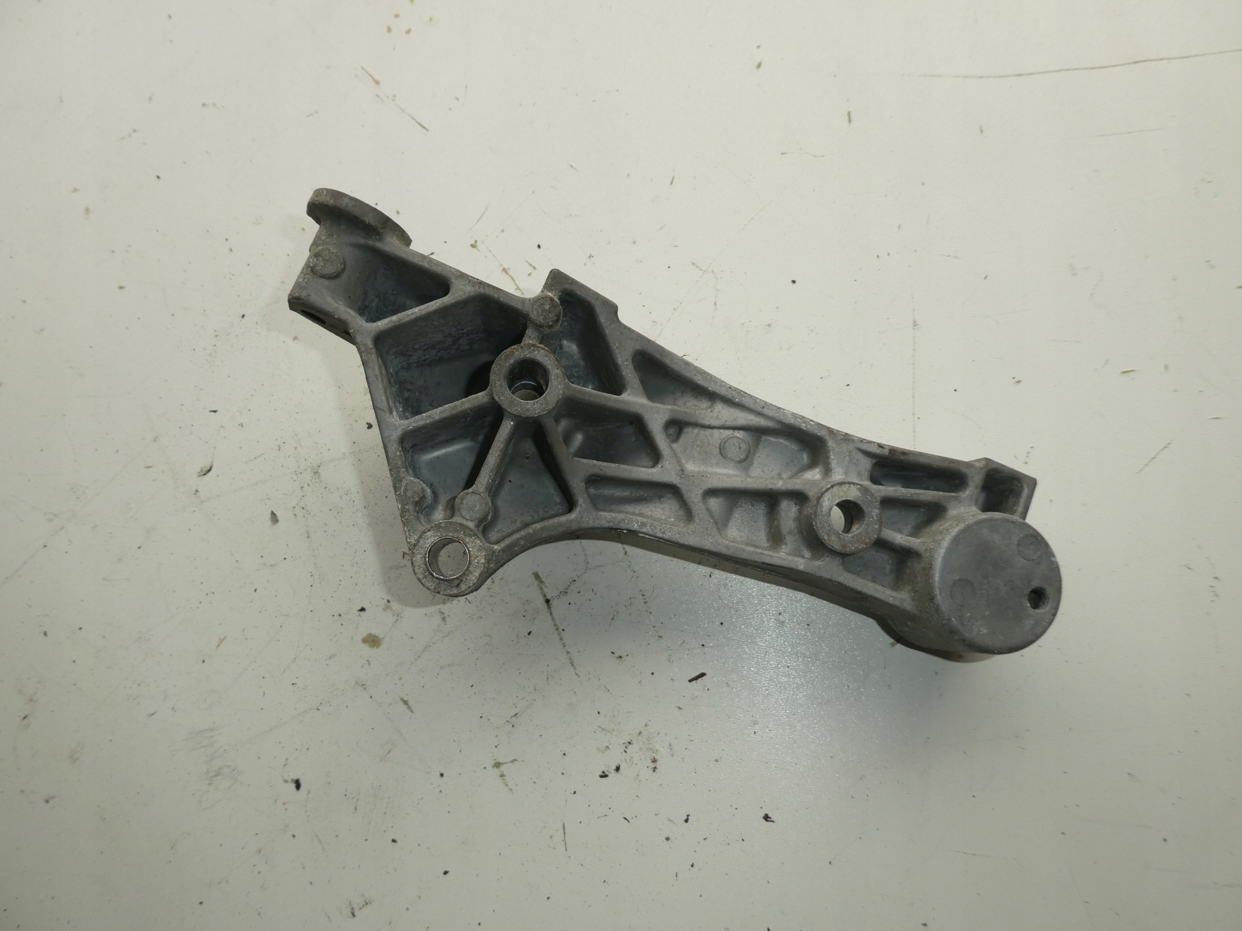SUPPORTO SUPPORTO ALTERNATORE VW SKODA SEAT 03G903143F