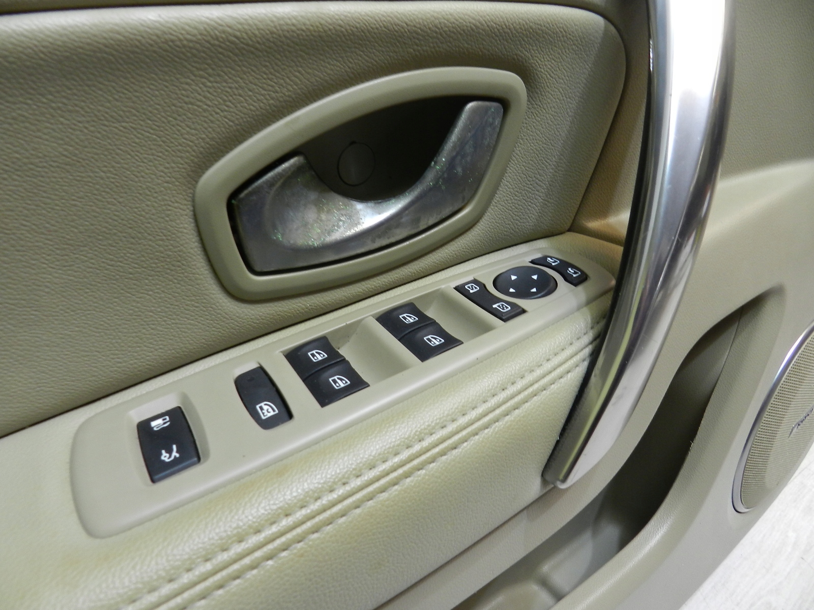 LATITUDE TAPICERKA BOCZEK DRZWI PRZOD LEWE Part manufacturer Renault OE
