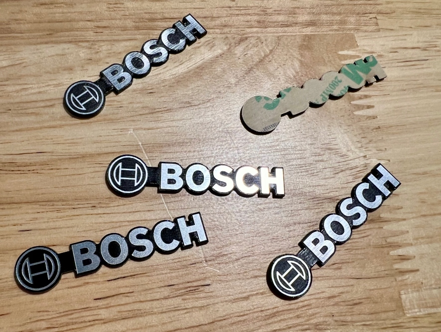 Naklejka Emblemat Logo BOSCH srebrna 45x10mm Kod producenta Technics LOGO SREBRNE