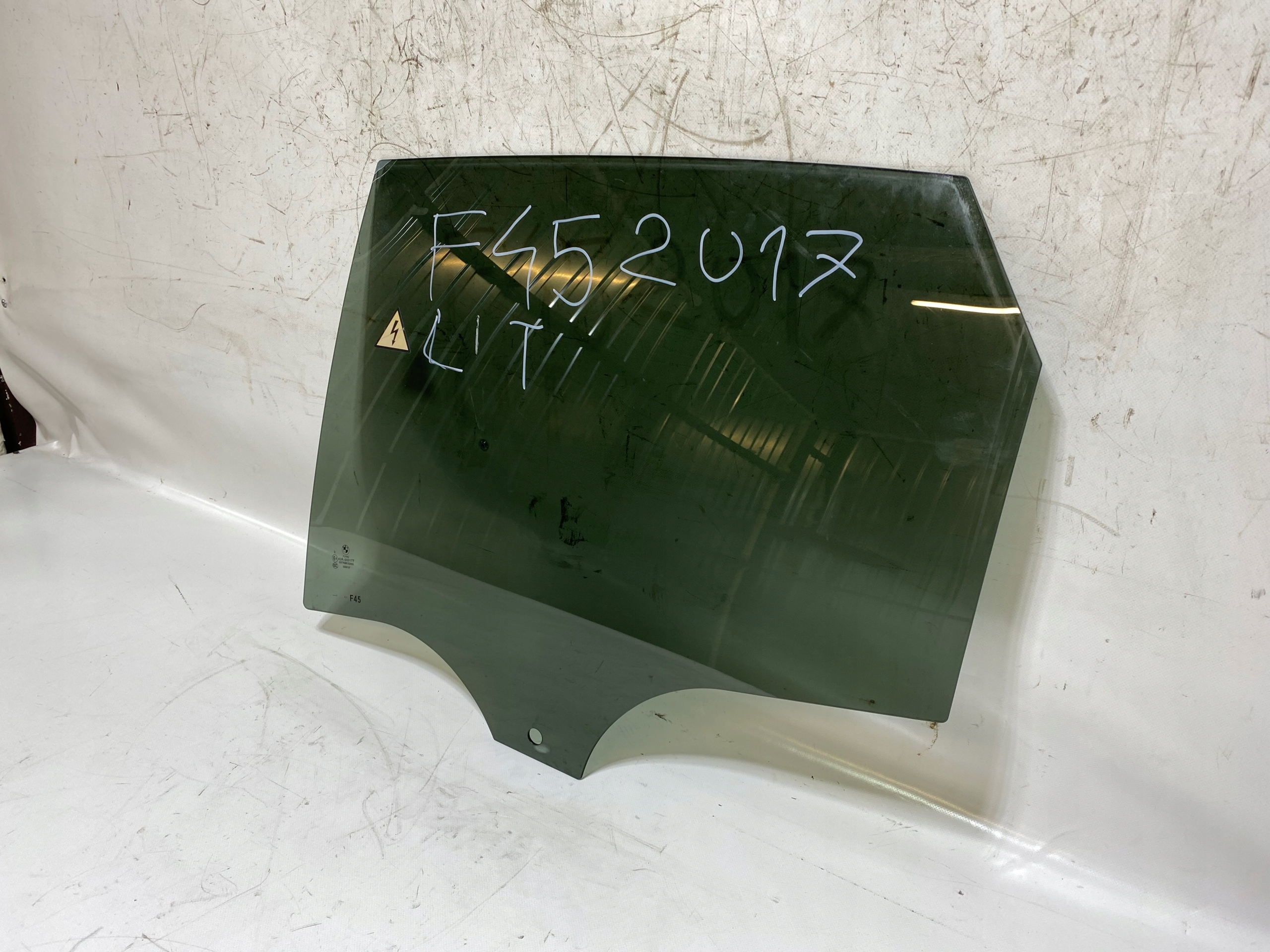 BMW 2 F45 window side door left left rear part dark