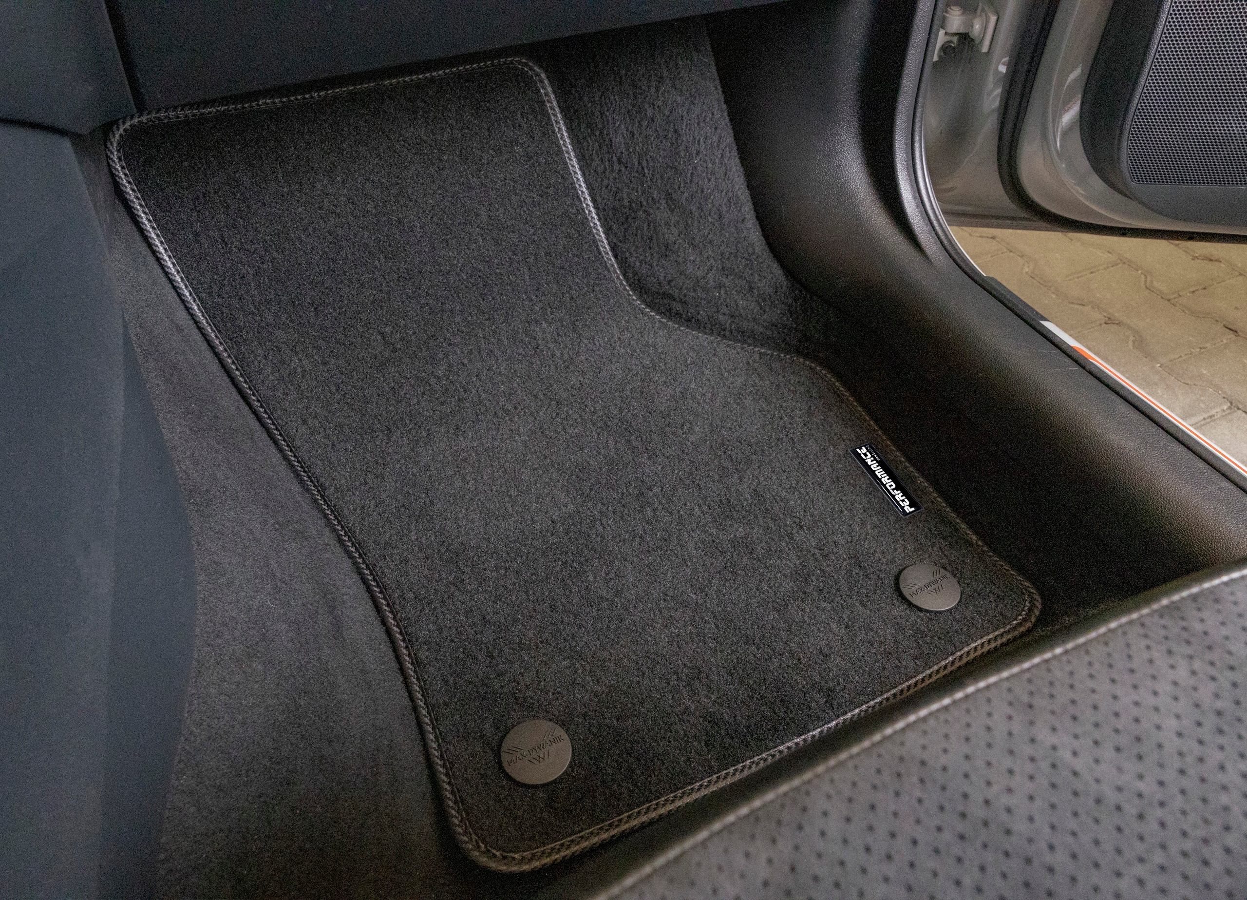 Dywaniki samochodowe z logo PERFORMANCE dopasowane Producent Max-Dywanik