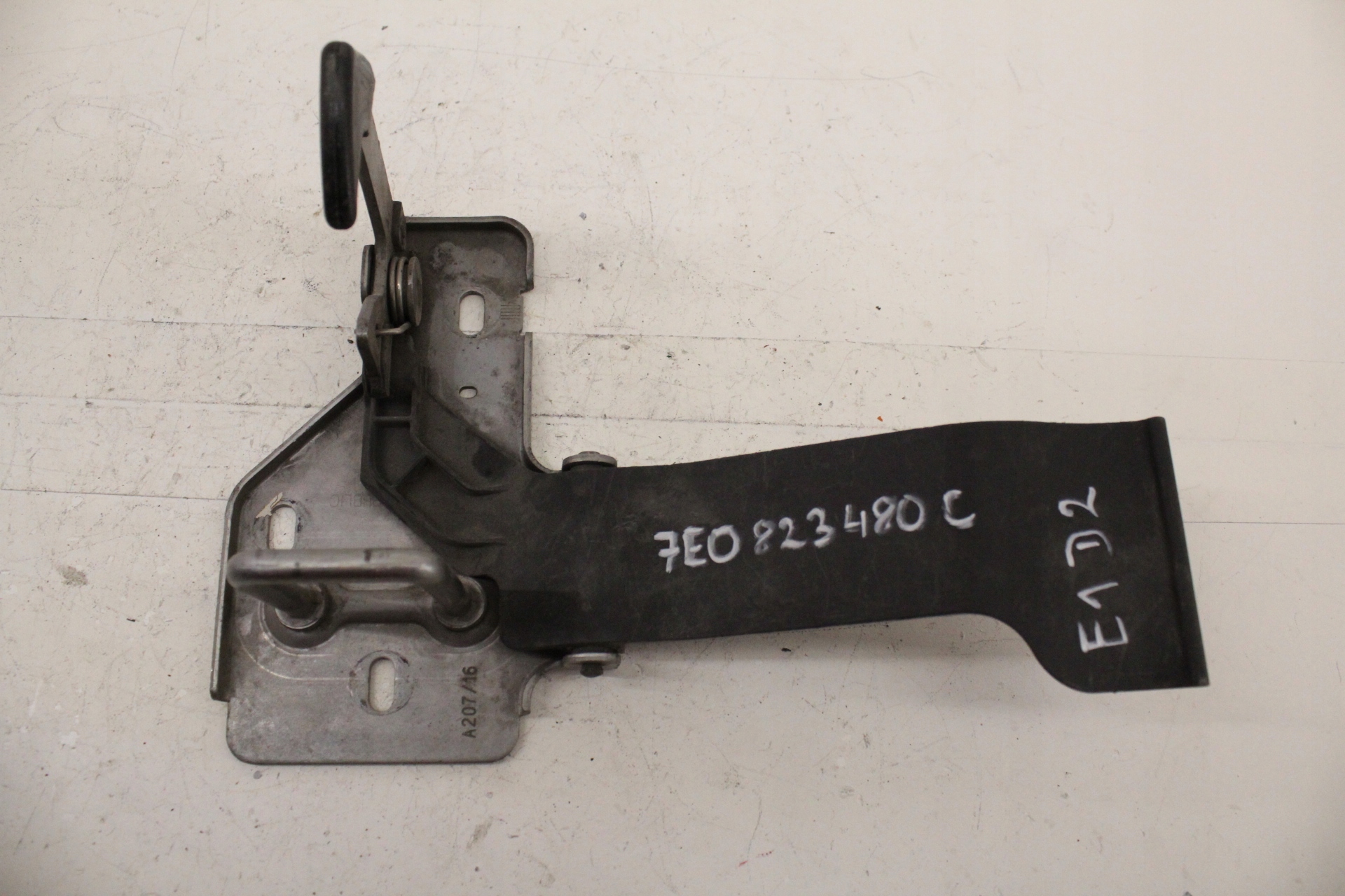 VW T6 болт капота 7E0823480C