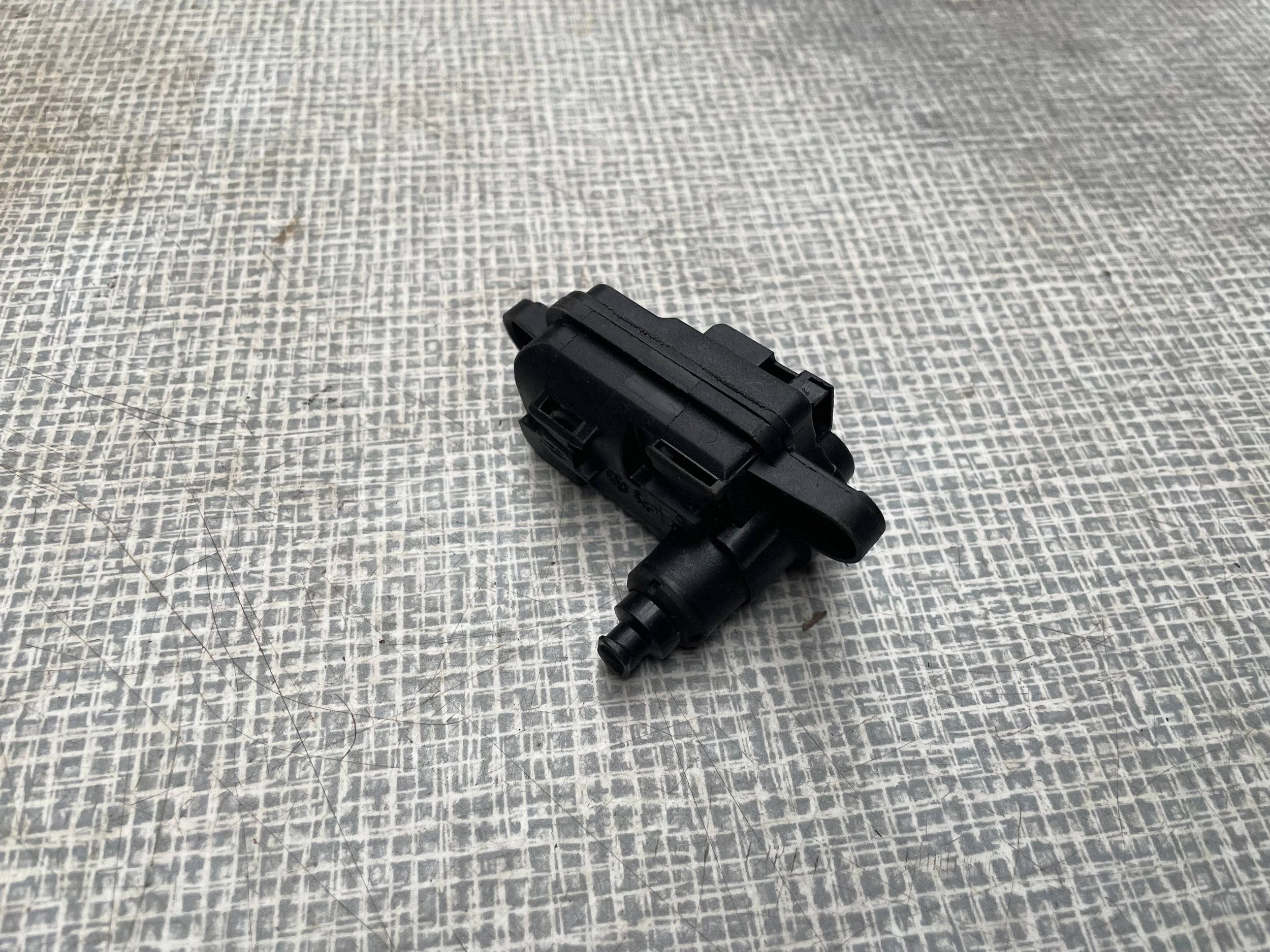 AUDI A3 8V amortizer vratašca rezervoara goriva 8V0862159A @M