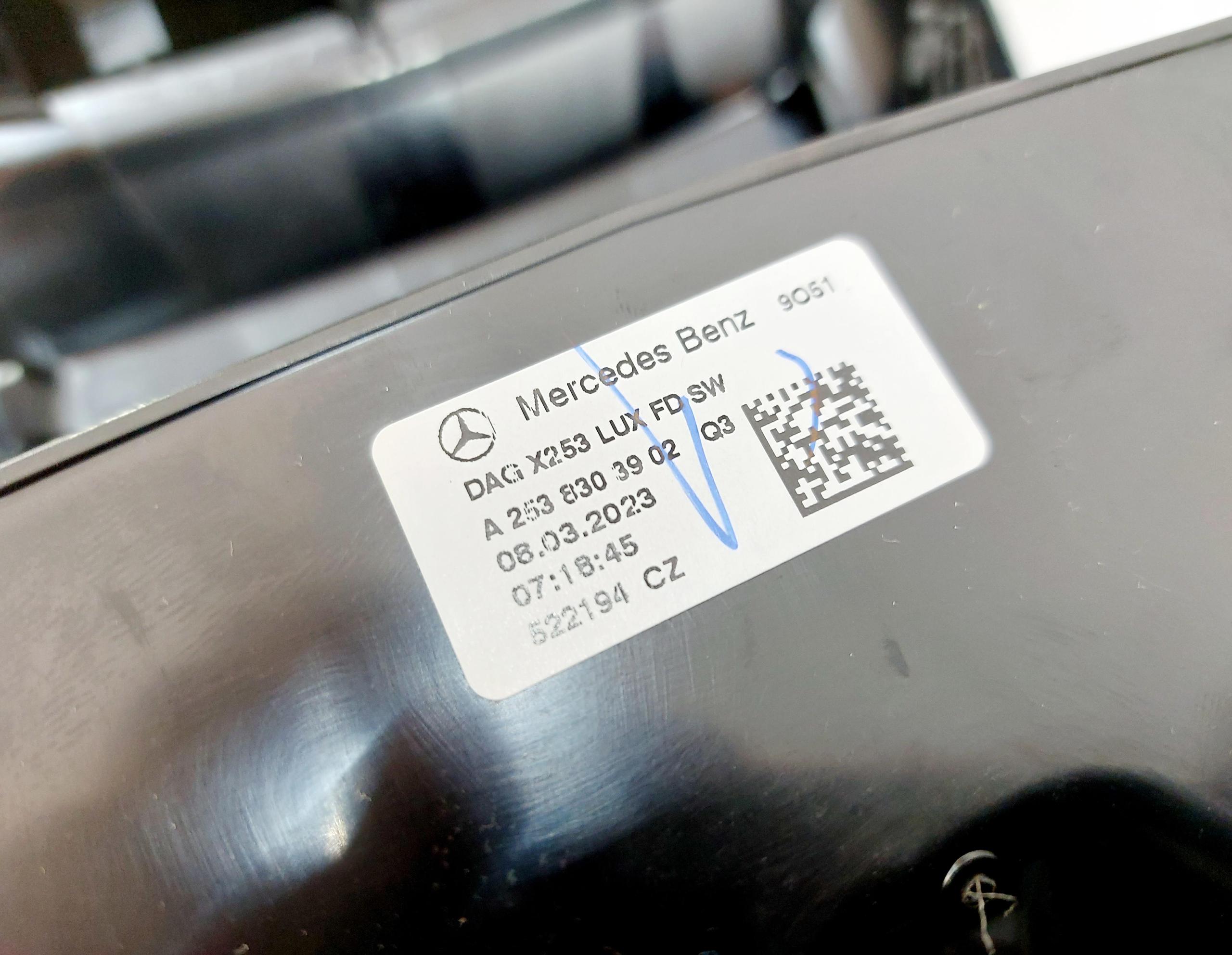 MERCEDES EQC N293 W293 23r. тунель середина подлокотник A2936801400