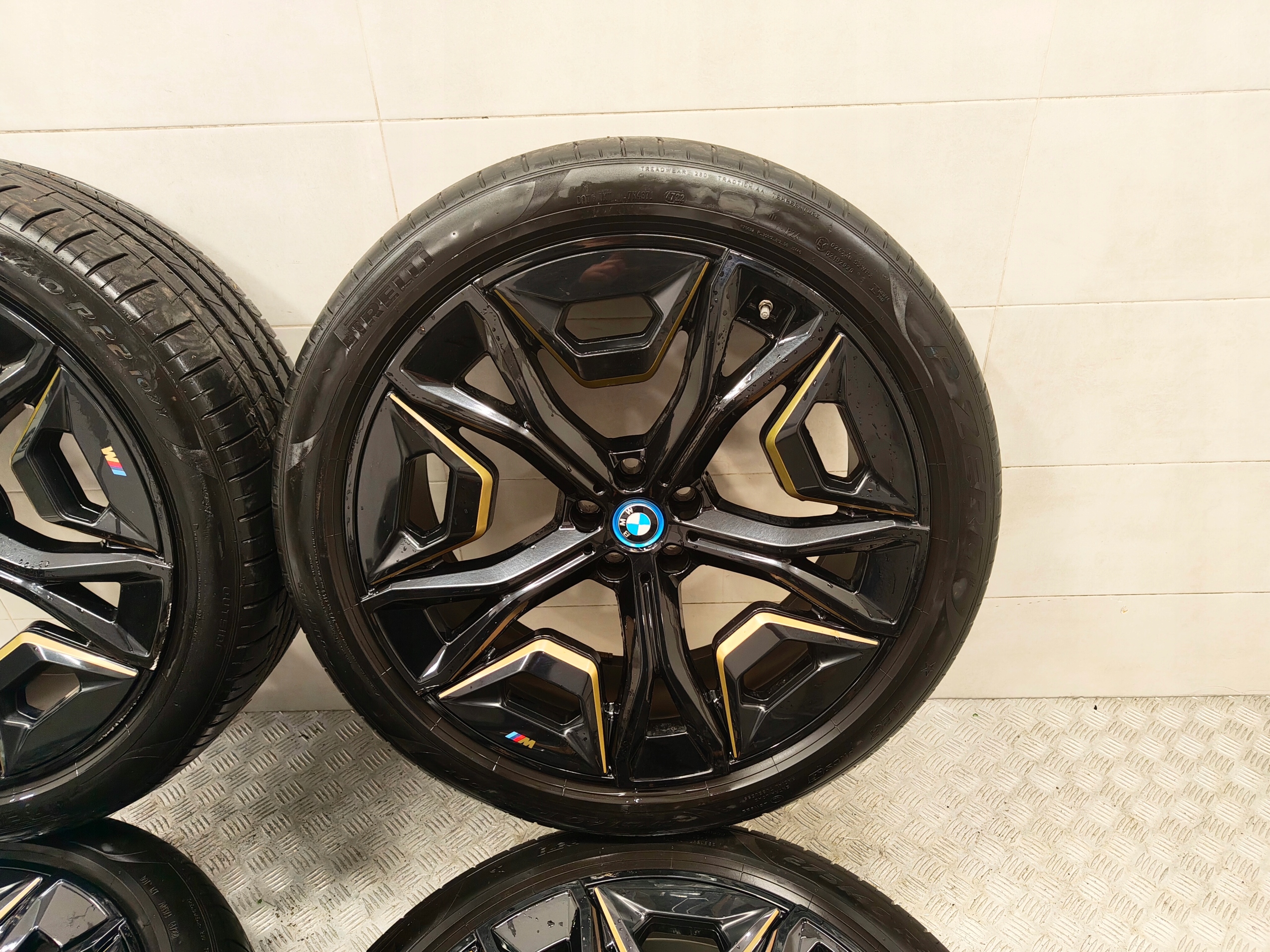 BMW iX i20 wheels discs 22 CALE tyres summer PIRELLI 275/40R22 m-packet