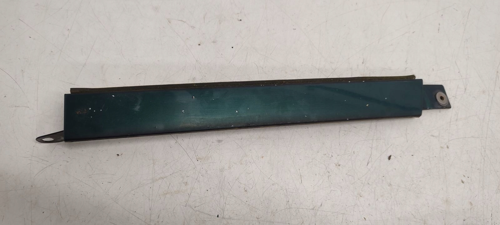 moulding below lampe left right Mercedes W124 kombi 269