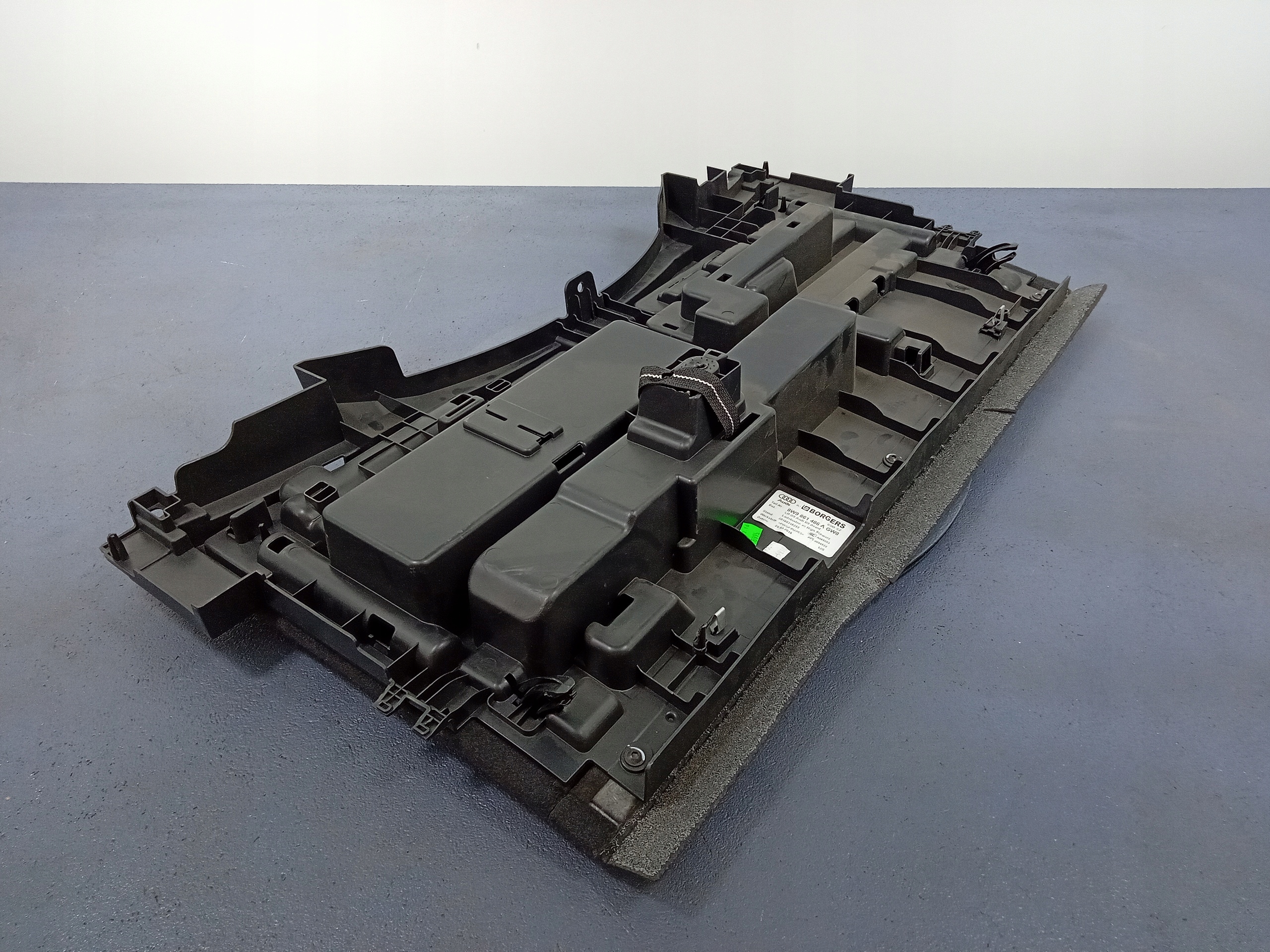 A4 B9 8W бардачок вклад багажника 8W9861486A