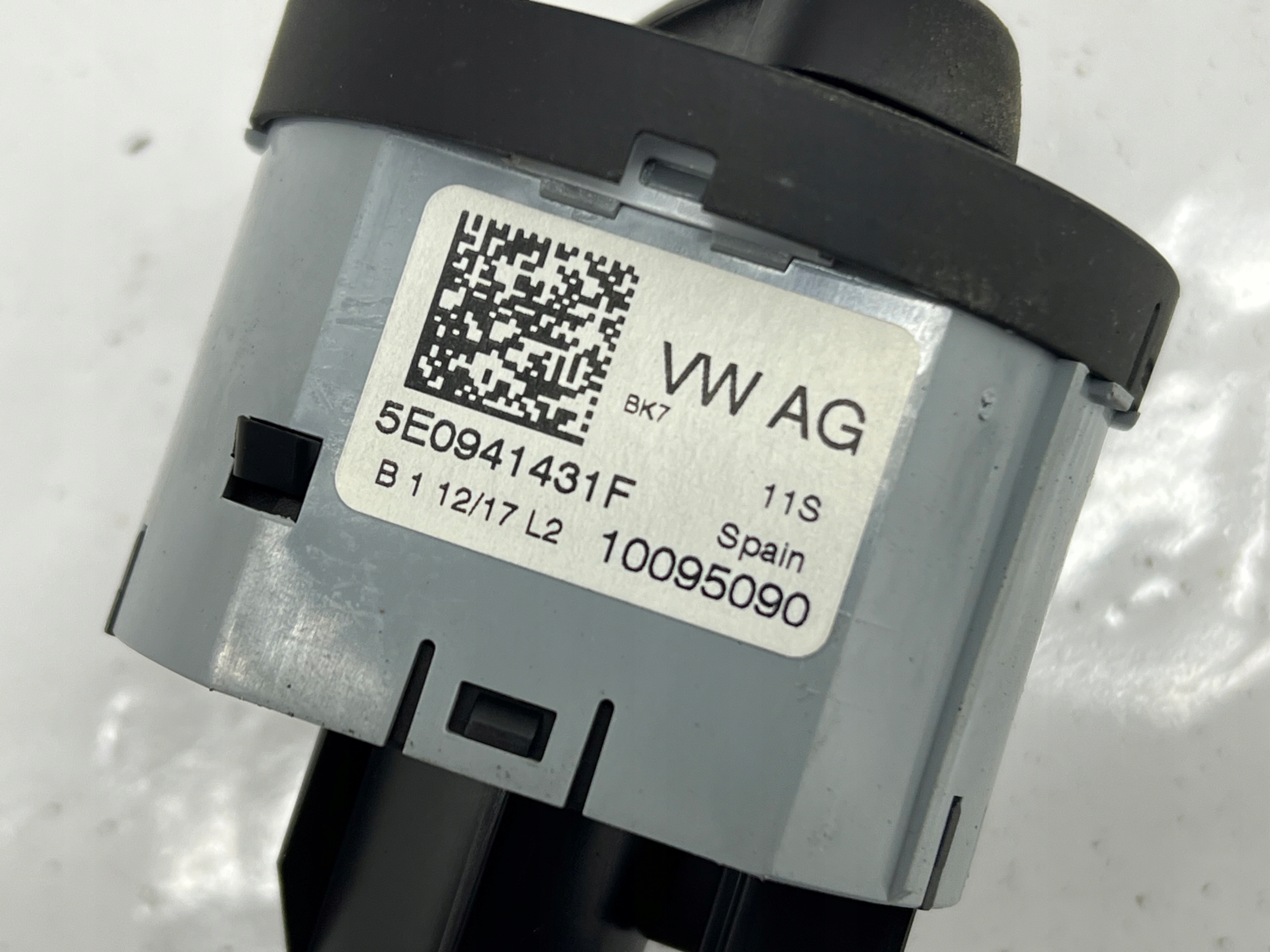 switch switch of the lights SKODA OCTAVIA III 5E0941431F