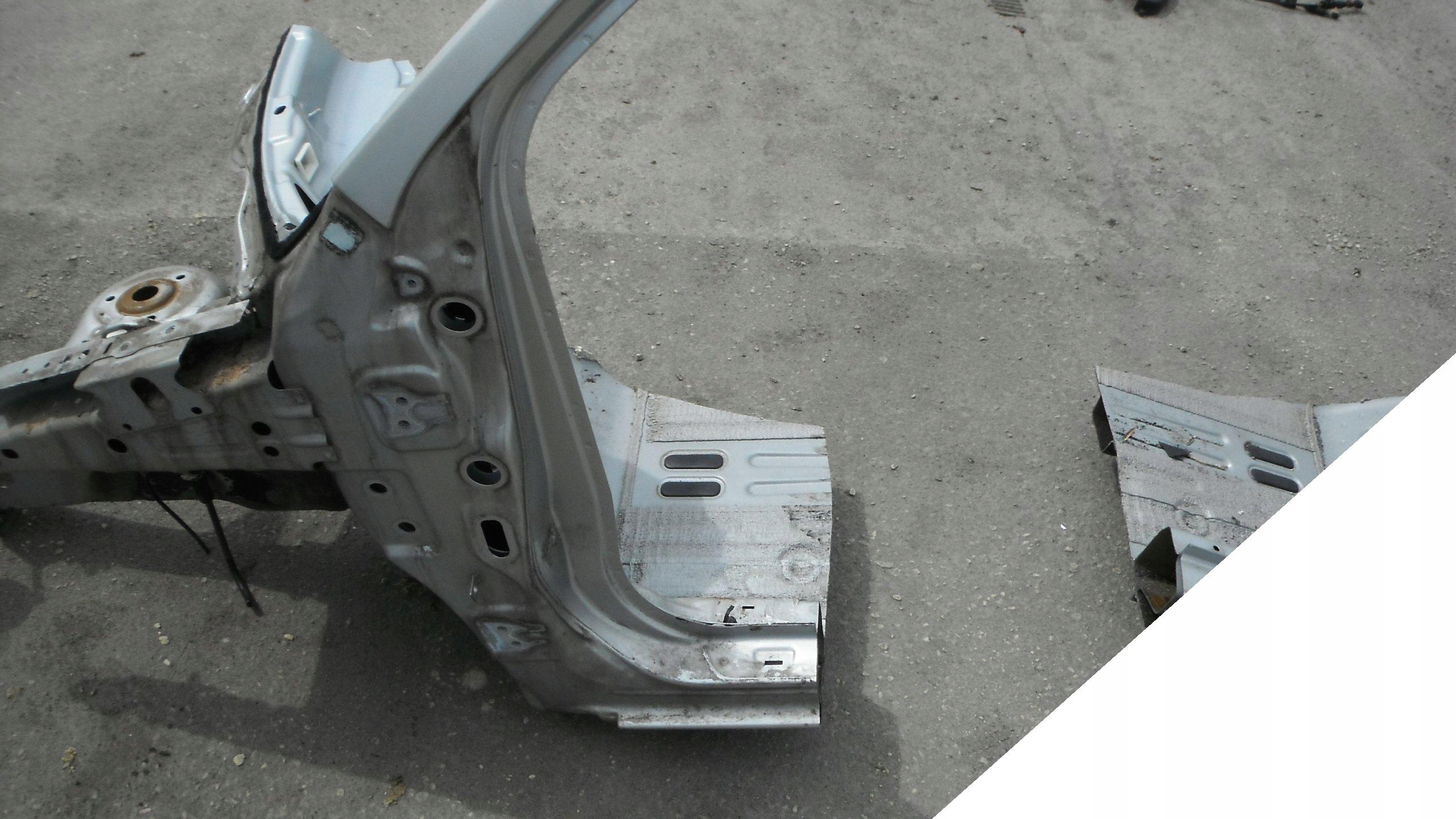 P5 - MAZDA 2 II 02-07 ПЕРЕДНЯЯ ЛЕВАЯ СТОЙКА + ПОРОГ