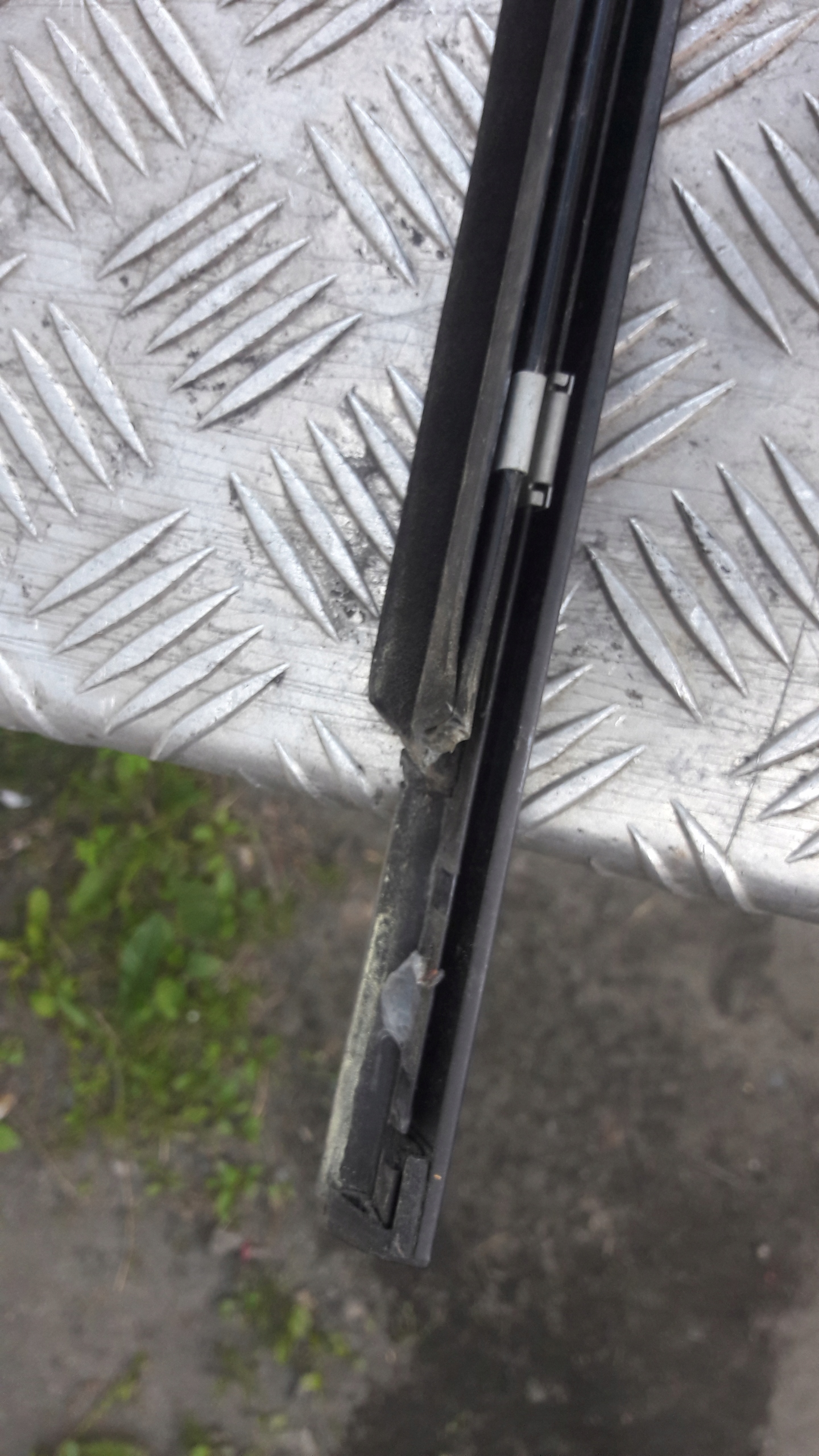 MERCEDES W211 moulding dust left front