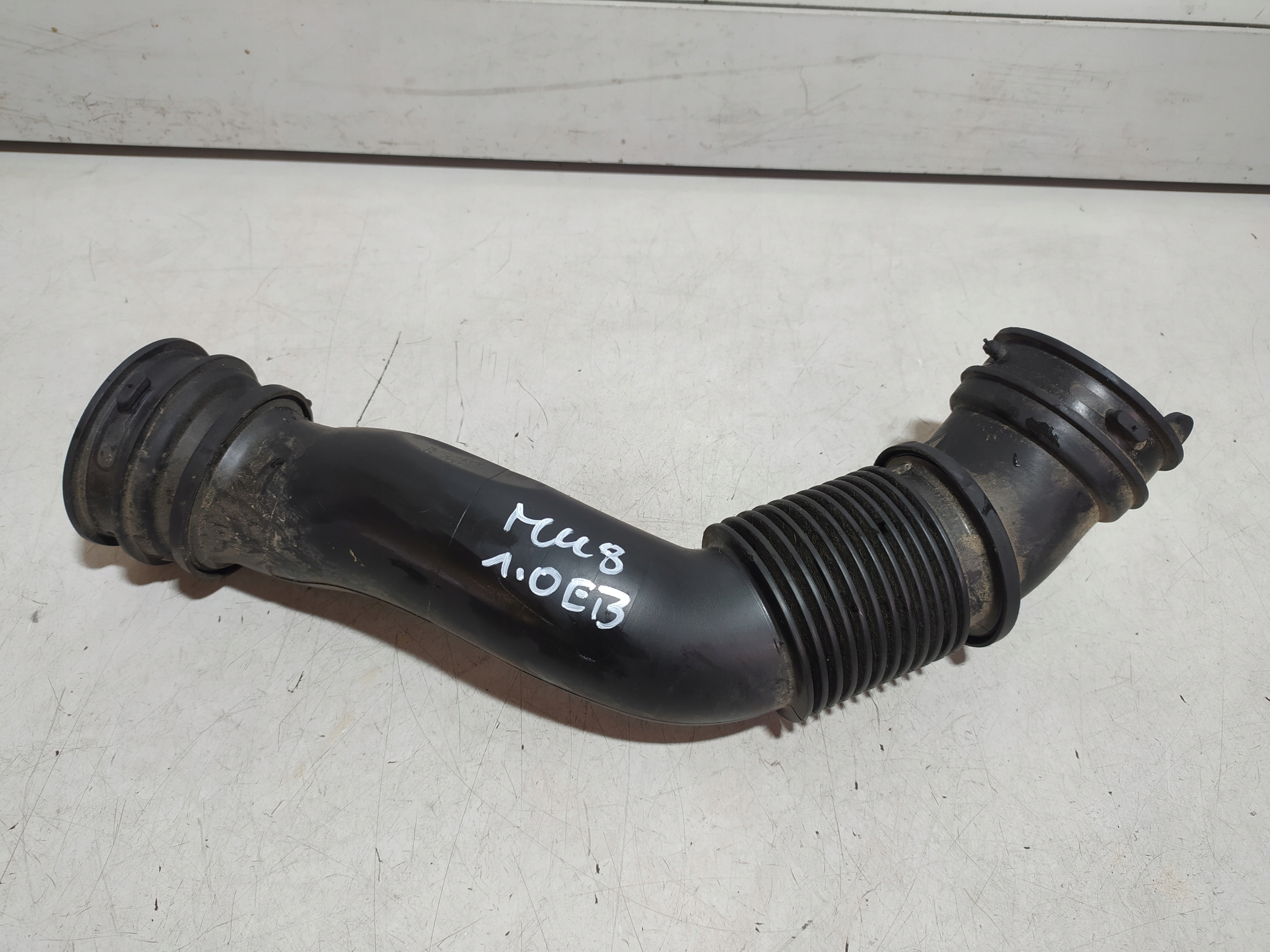 L1B1-9R504-AB - FORD FIESTA MK8 ТРУБА ВПУСКНИЙ ШЛАНГ 1.0 ECOBOOST