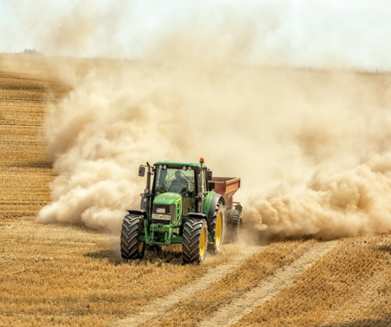 Fototapeta Traktor na poli do dětského pokoje 300 x 250 cm struktura 350 g