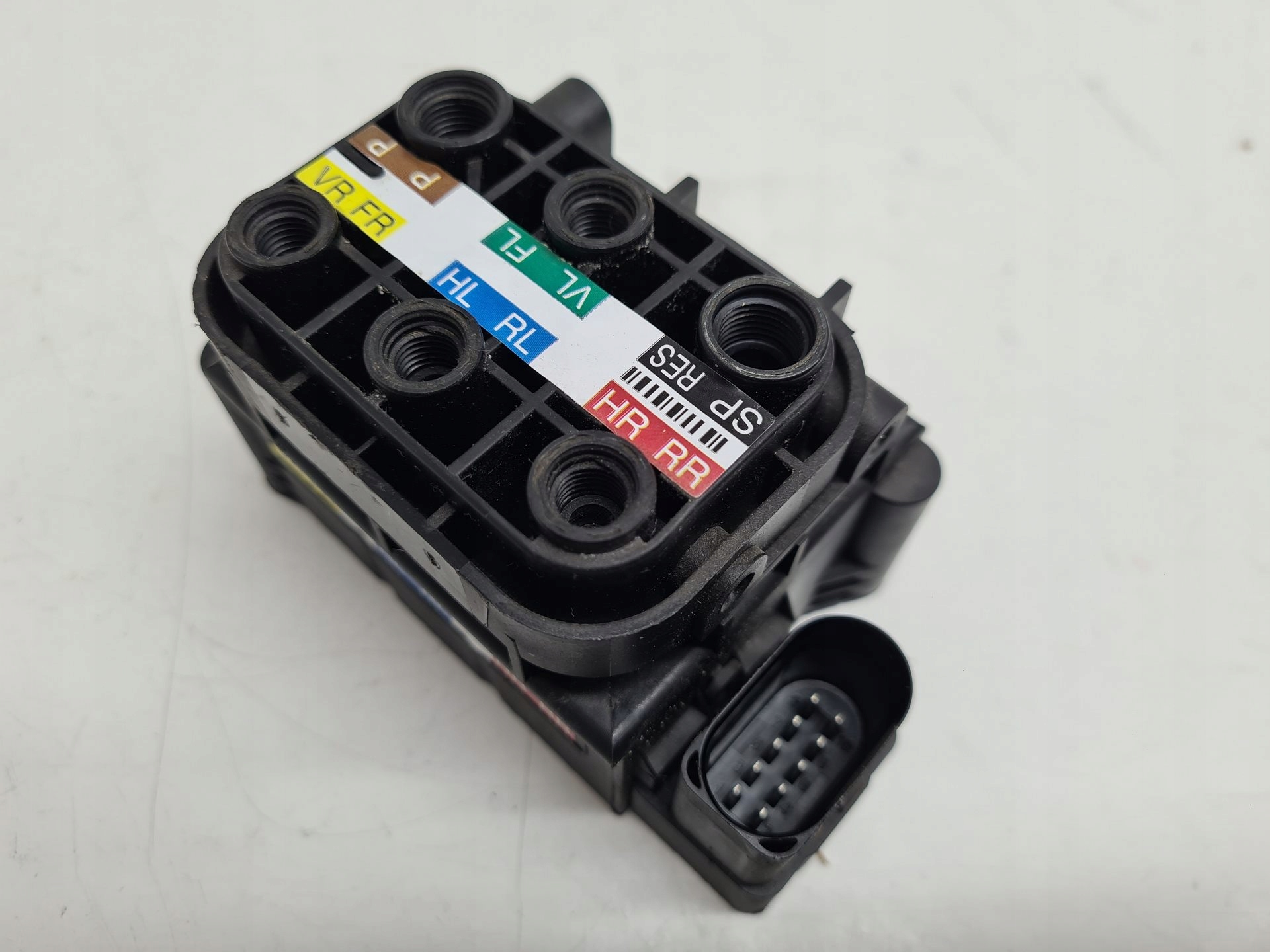 A0993200258 - MERCEDES GLC CLS W213 W257 сплиттер AIRMATIC