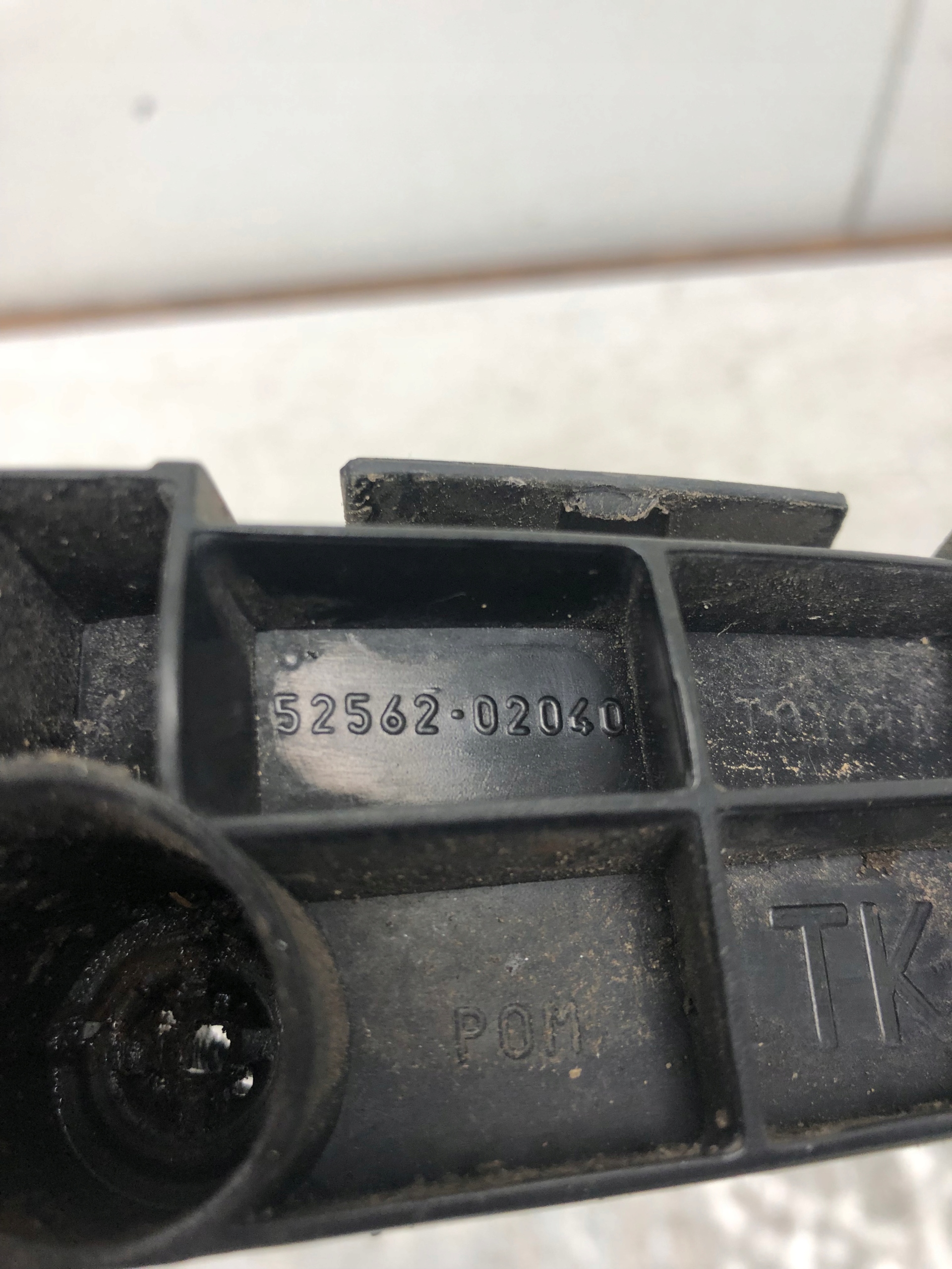 bumper bracket right rear part TOYOTA AURIS and 52562-02040