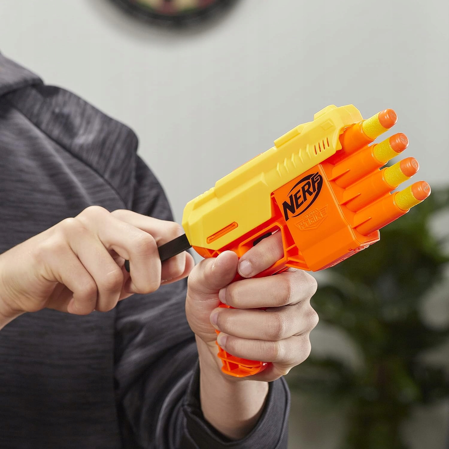 PISTOLET NERF ALPHA STRIKE FANG +10 STRZAŁEK Seria Alpha Strike pistolet na strzałki