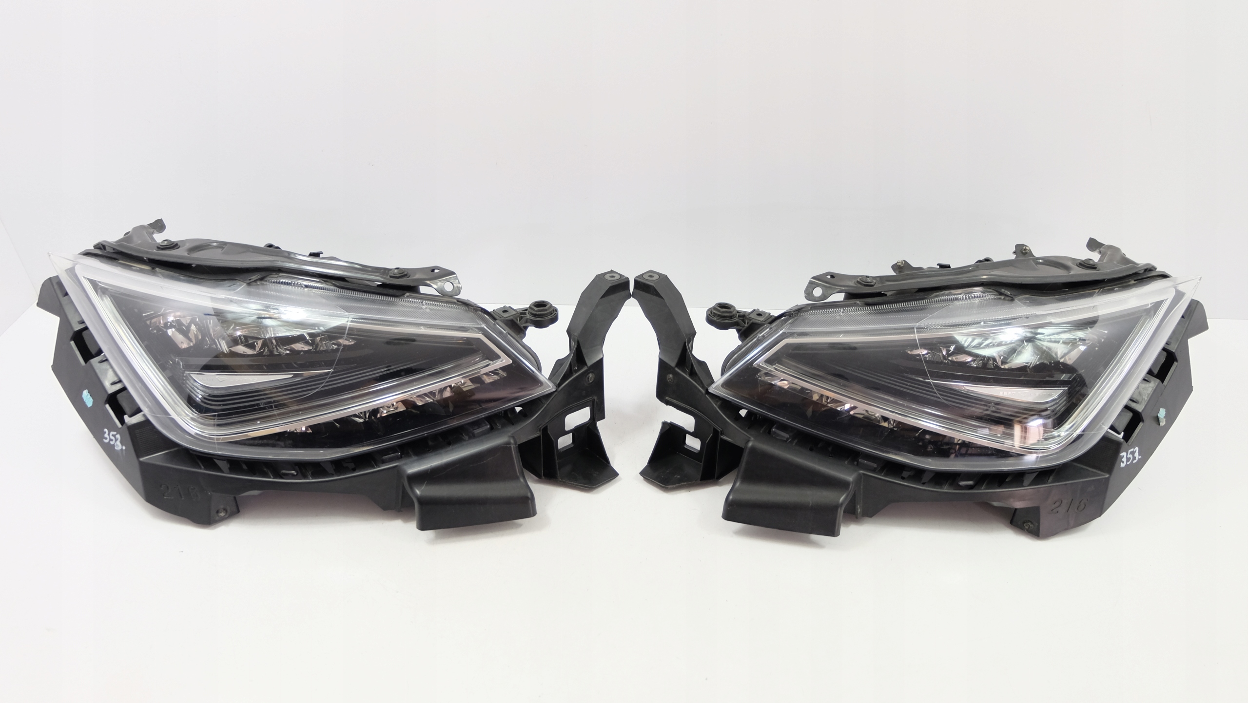 ARONA REFLEKTOR LEWY PRAWY FULL LED 6F1941008C