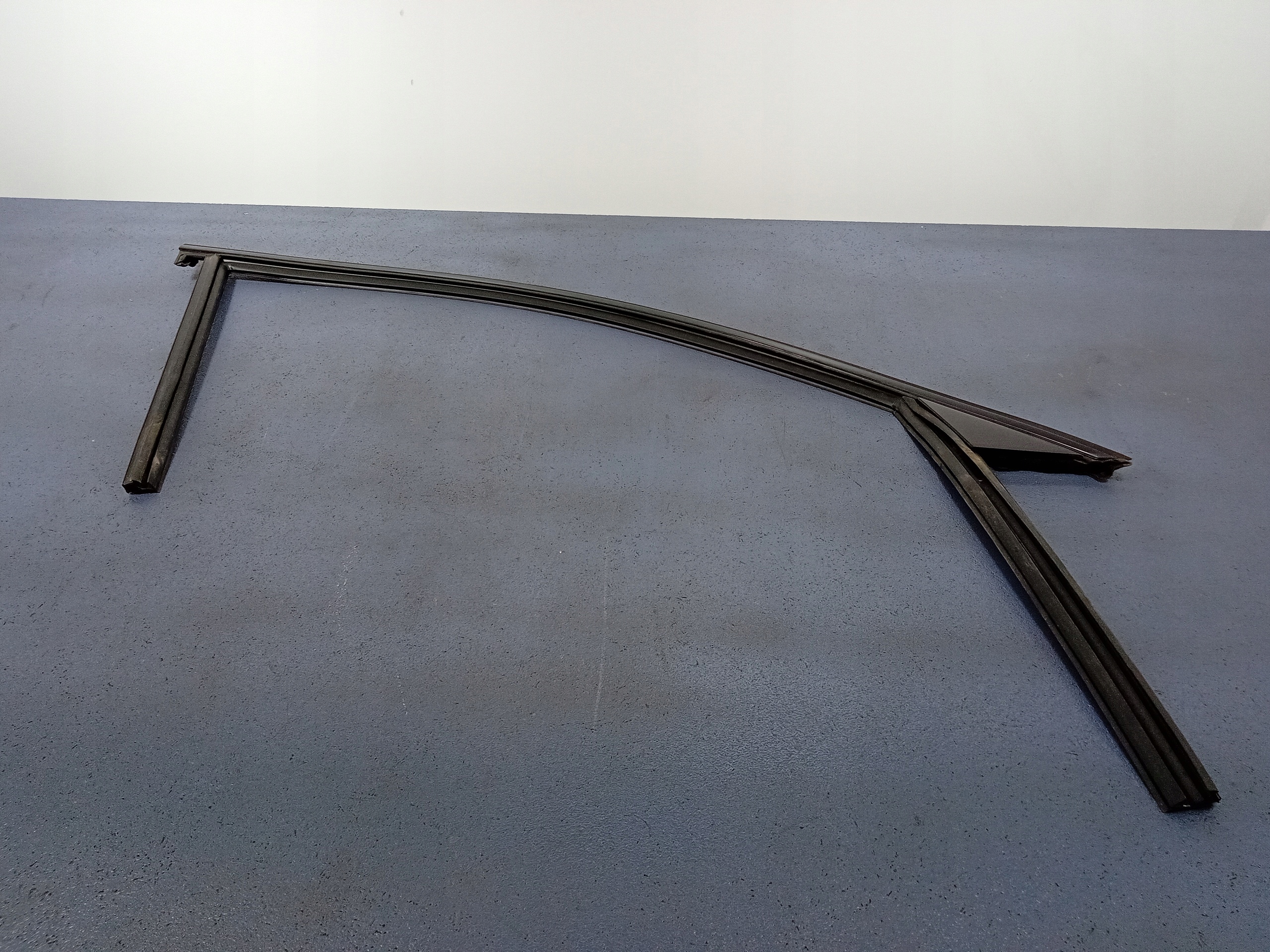 V90 S90 II накладка дверної рами передня права 31854175