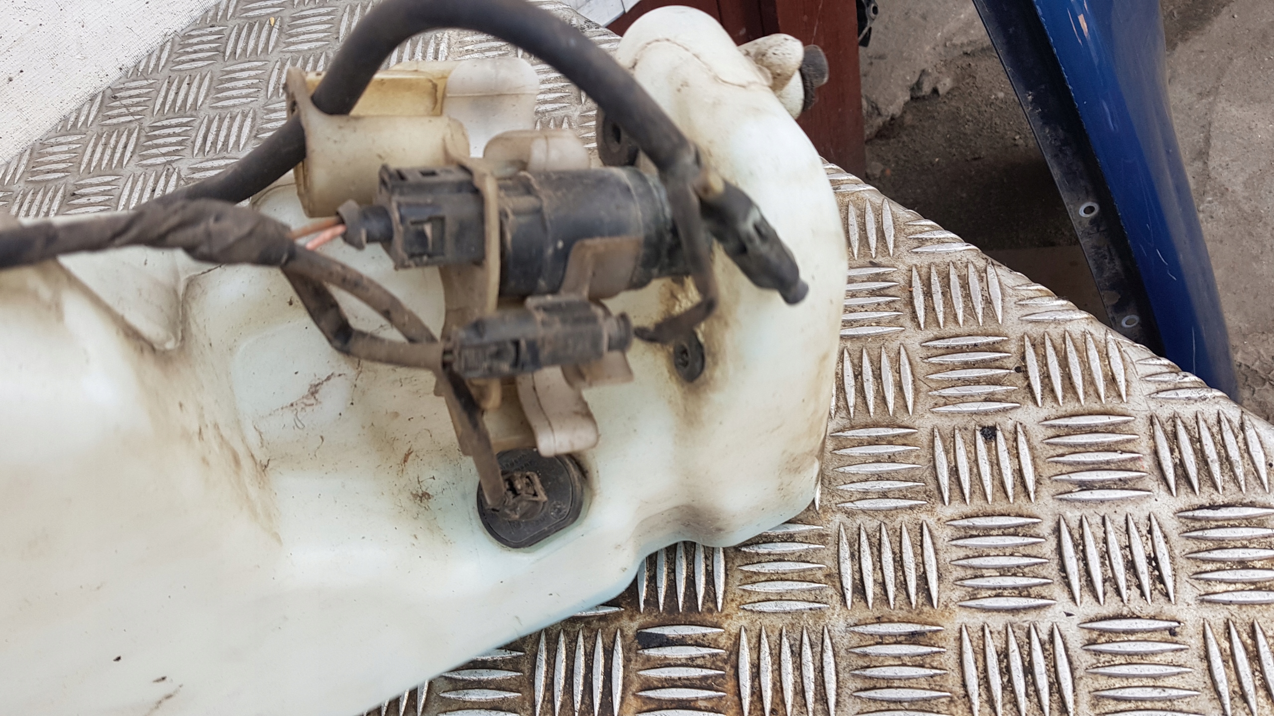 MERCEDES W211 washer fluid tank pump