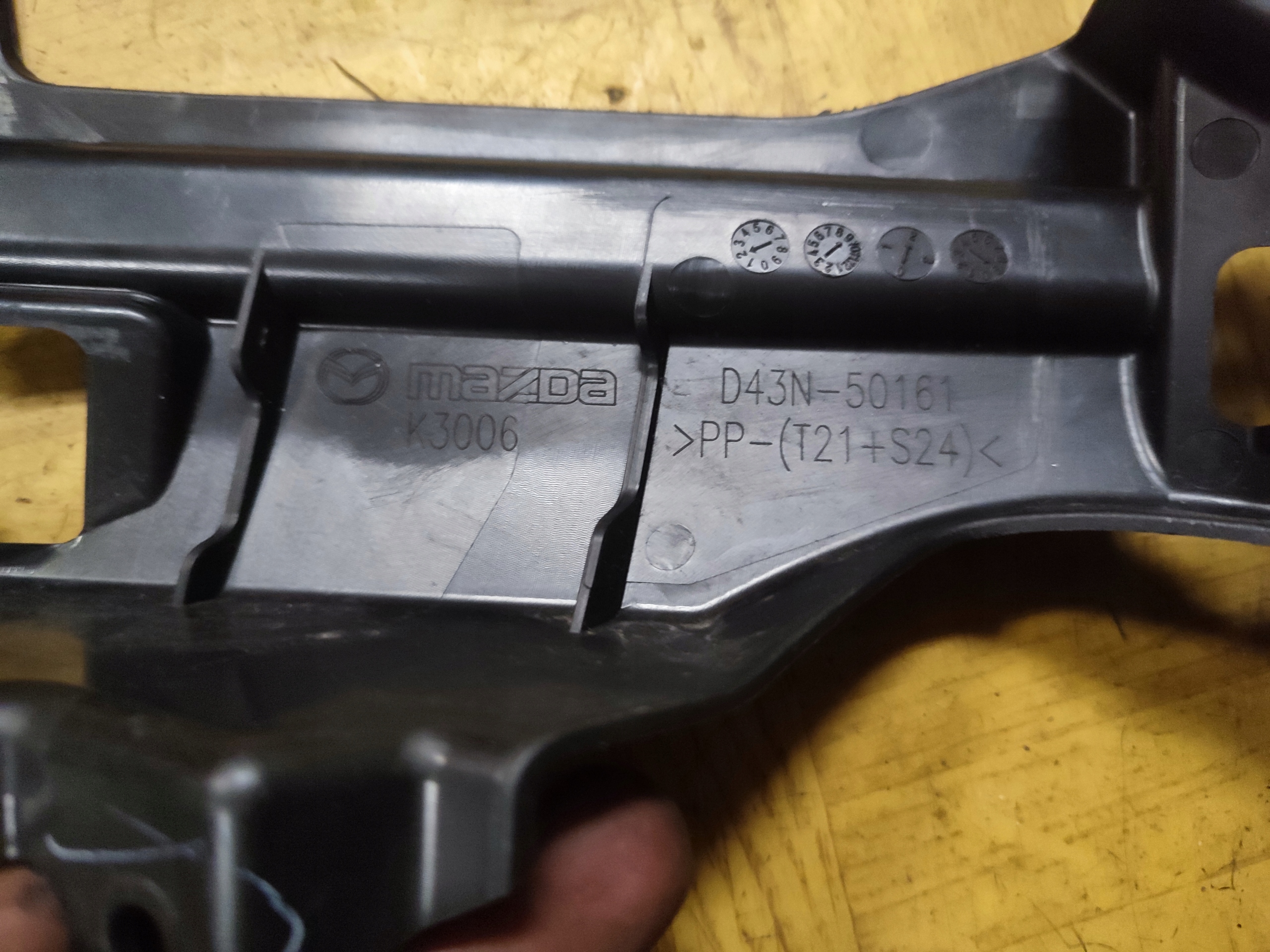 bumper bracket left MAZDA 2 DJ DL D43N-50161