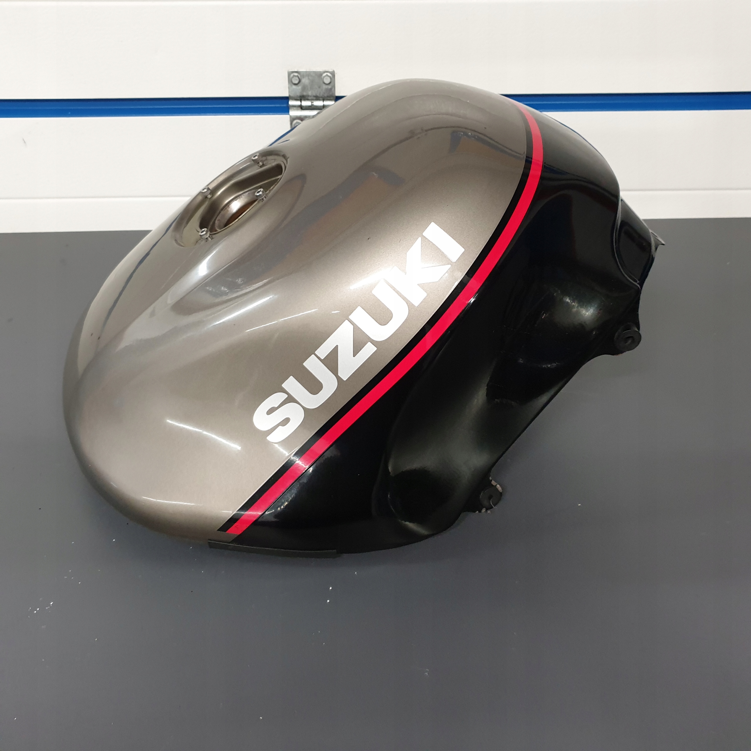 Suzukigsx1100zbiornik - Suzuki GSX 1100 F GSXF 1100 топливный бак