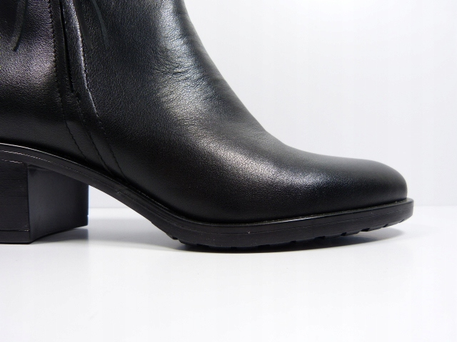 Czarne skórzane klasyczne botki sztyblety Sala 37 Model 20023