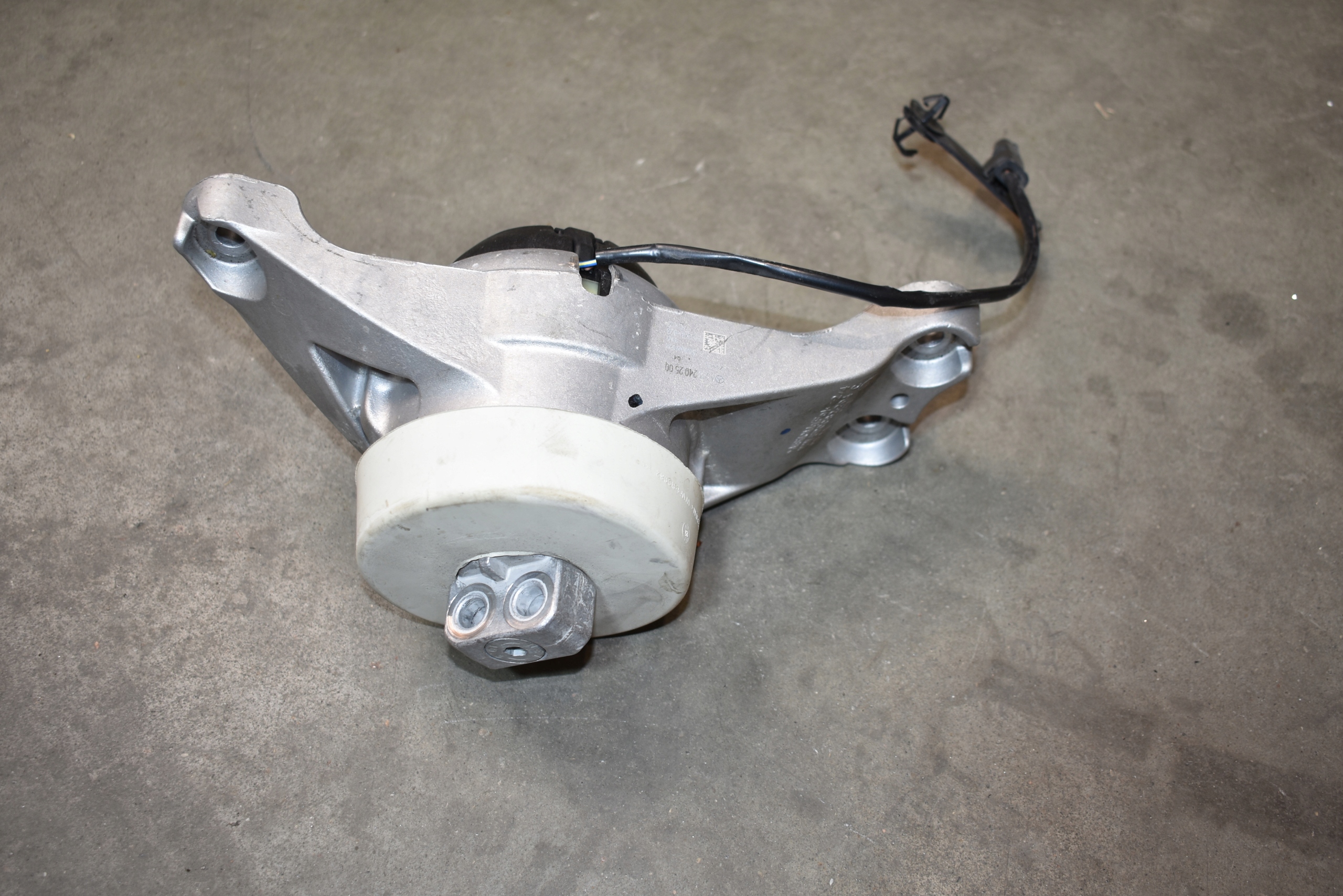 IDEALNA engine mount left MERCEDES W214 1