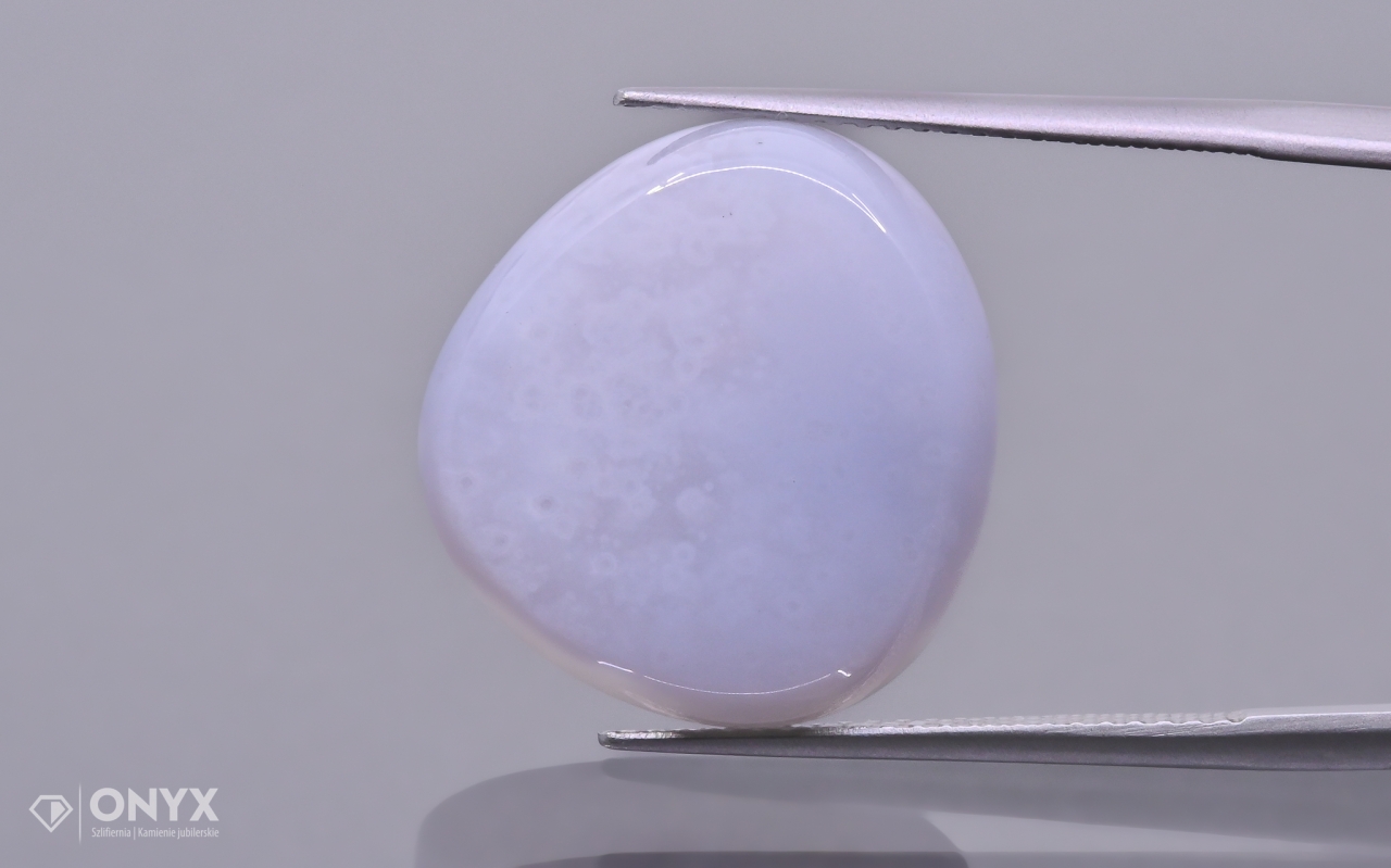 Chalcedon modrá konvexní nepravidelná destička 18x17 mm